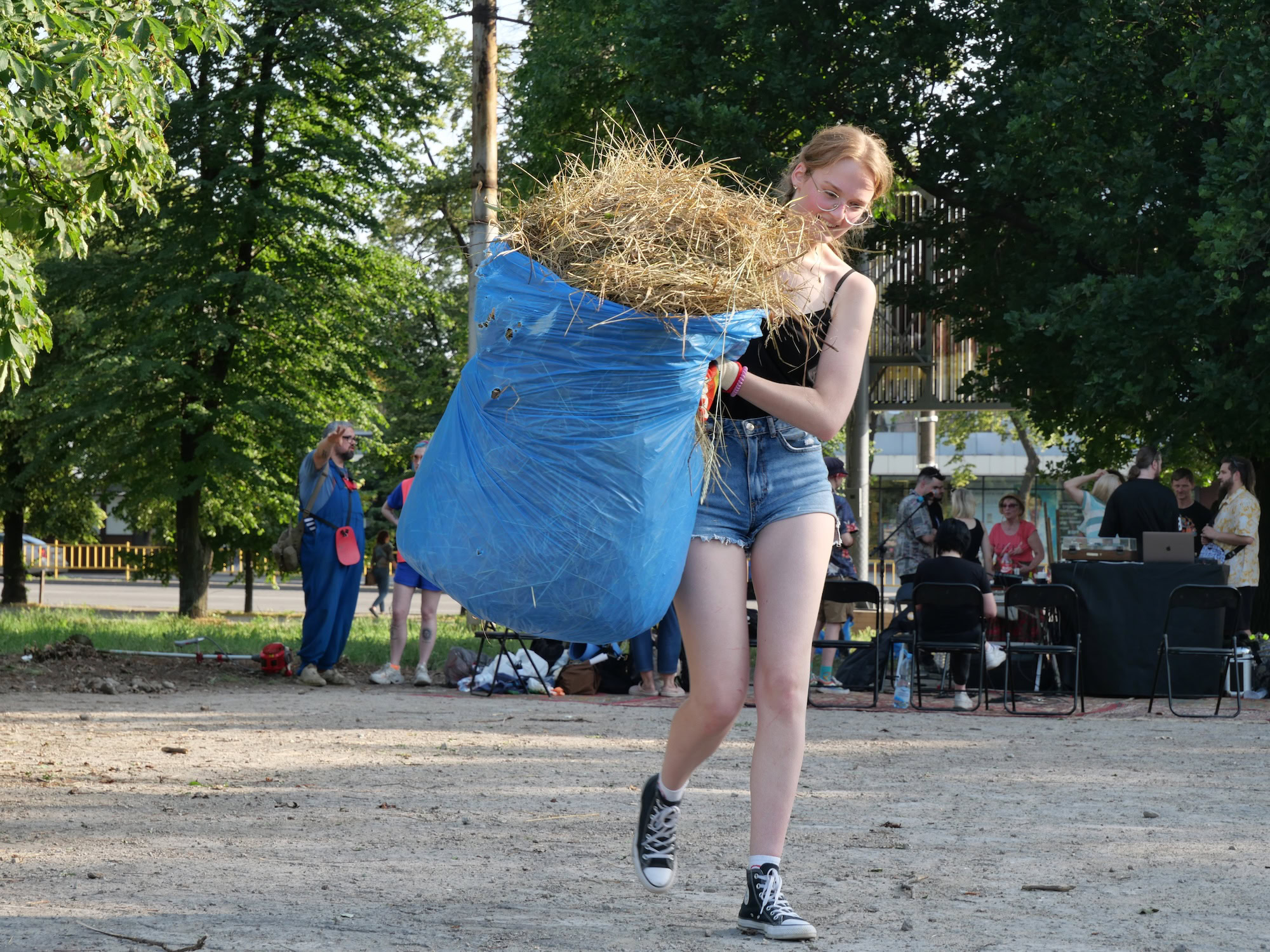 «Clean & Dance»: як небайдужі запоріжці прибирали у сквері Тарасова під музику