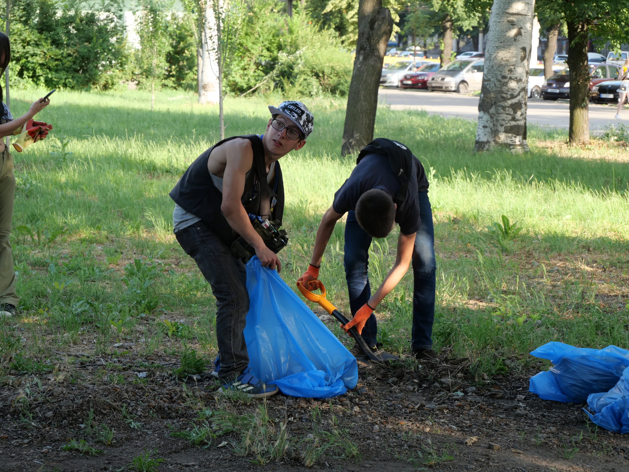 «Clean & Dance»: як небайдужі запоріжці прибирали у сквері Тарасова під музику
