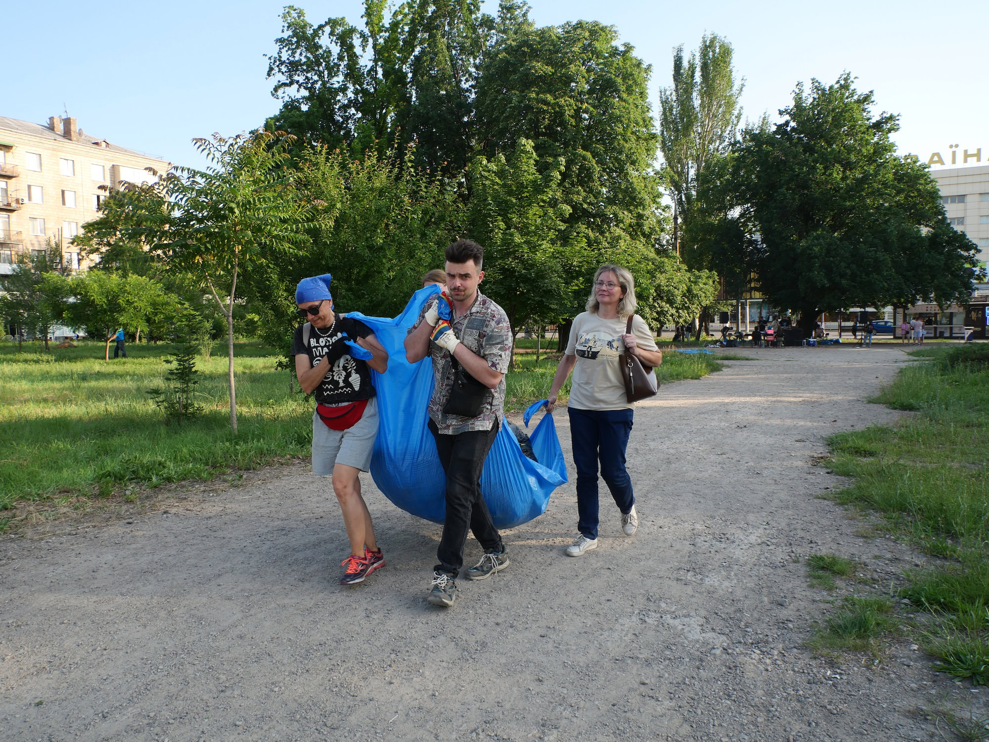 «Clean & Dance»: як небайдужі запоріжці прибирали у сквері Тарасова під музику