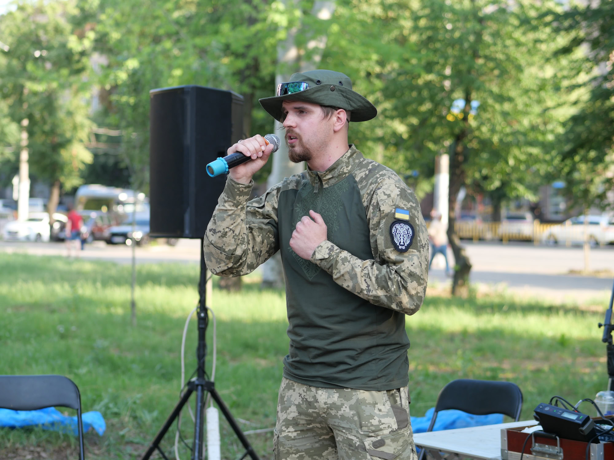 «Clean & Dance»: як небайдужі запоріжці прибирали у сквері Тарасова під музику