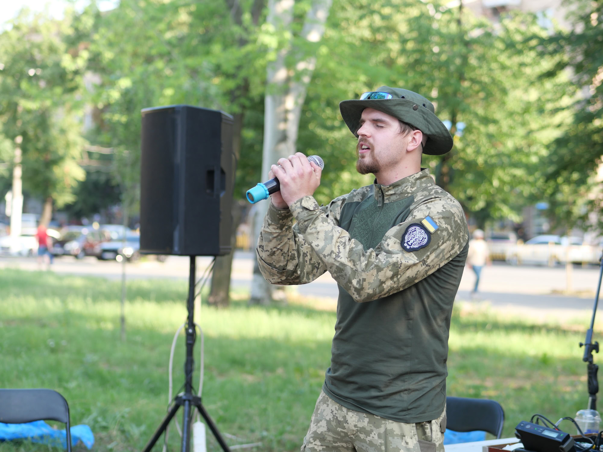 «Clean & Dance»: як небайдужі запоріжці прибирали у сквері Тарасова під музику