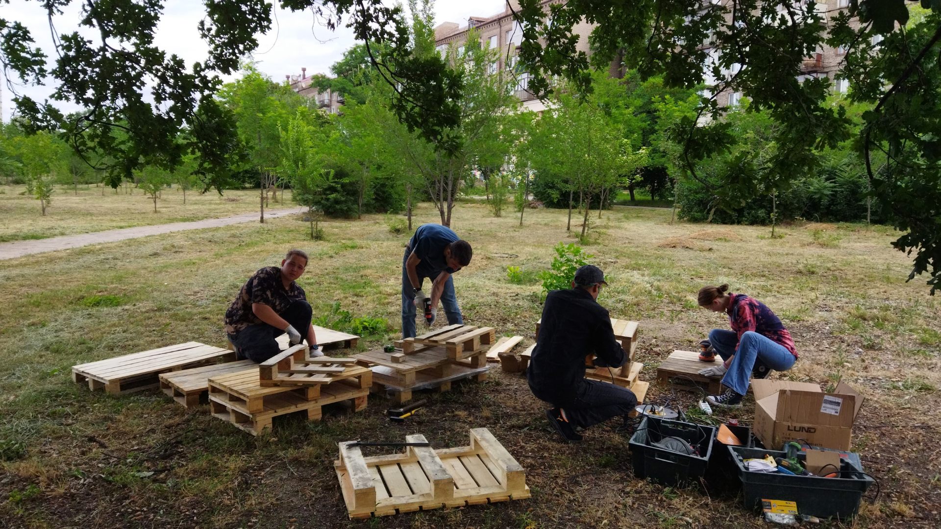 Вихідні в сквері Тарасова: вуличні меблі та толока