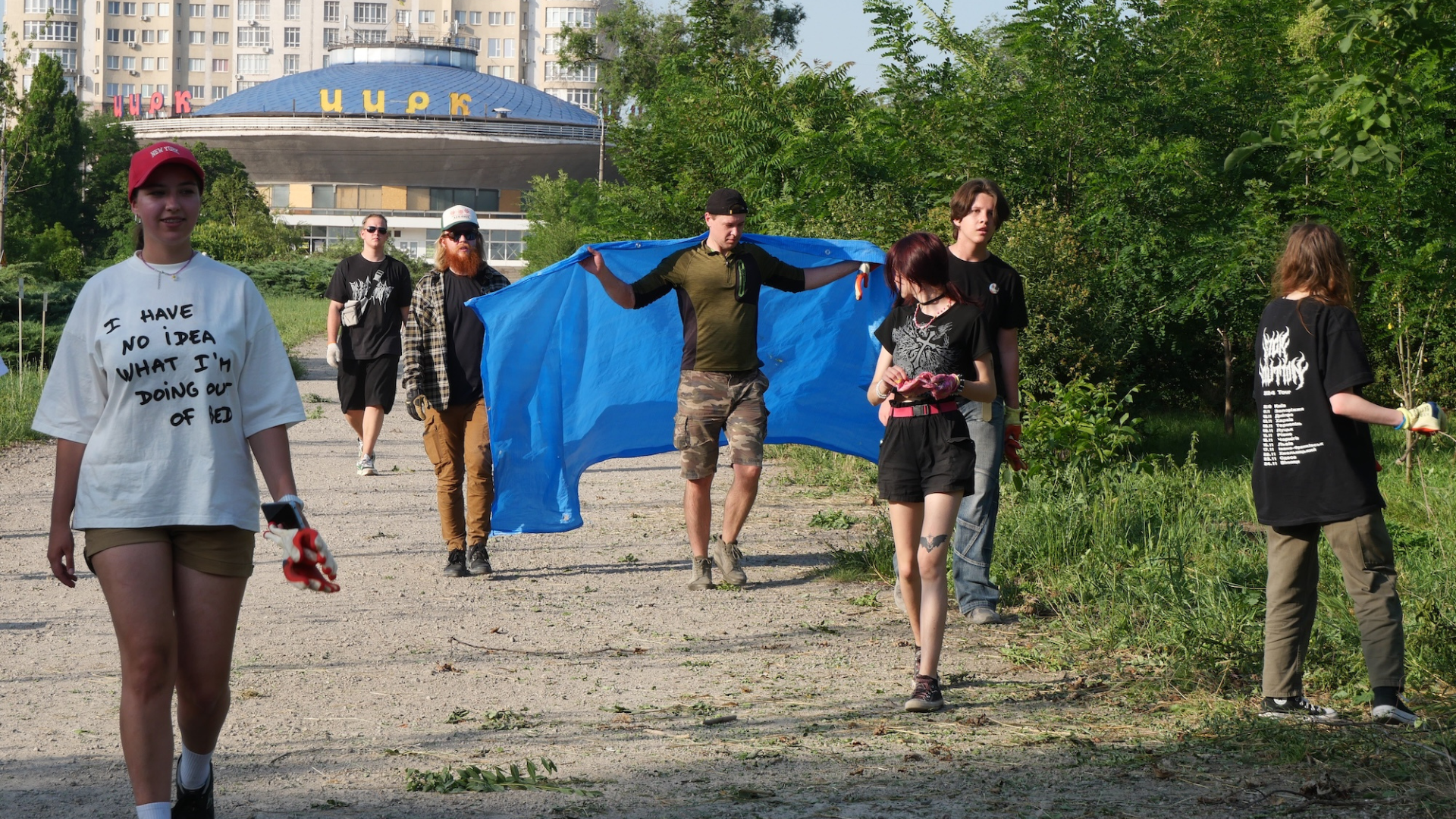 «Clean & Dance»: як небайдужі запоріжці прибирали у сквері Тарасова під музику