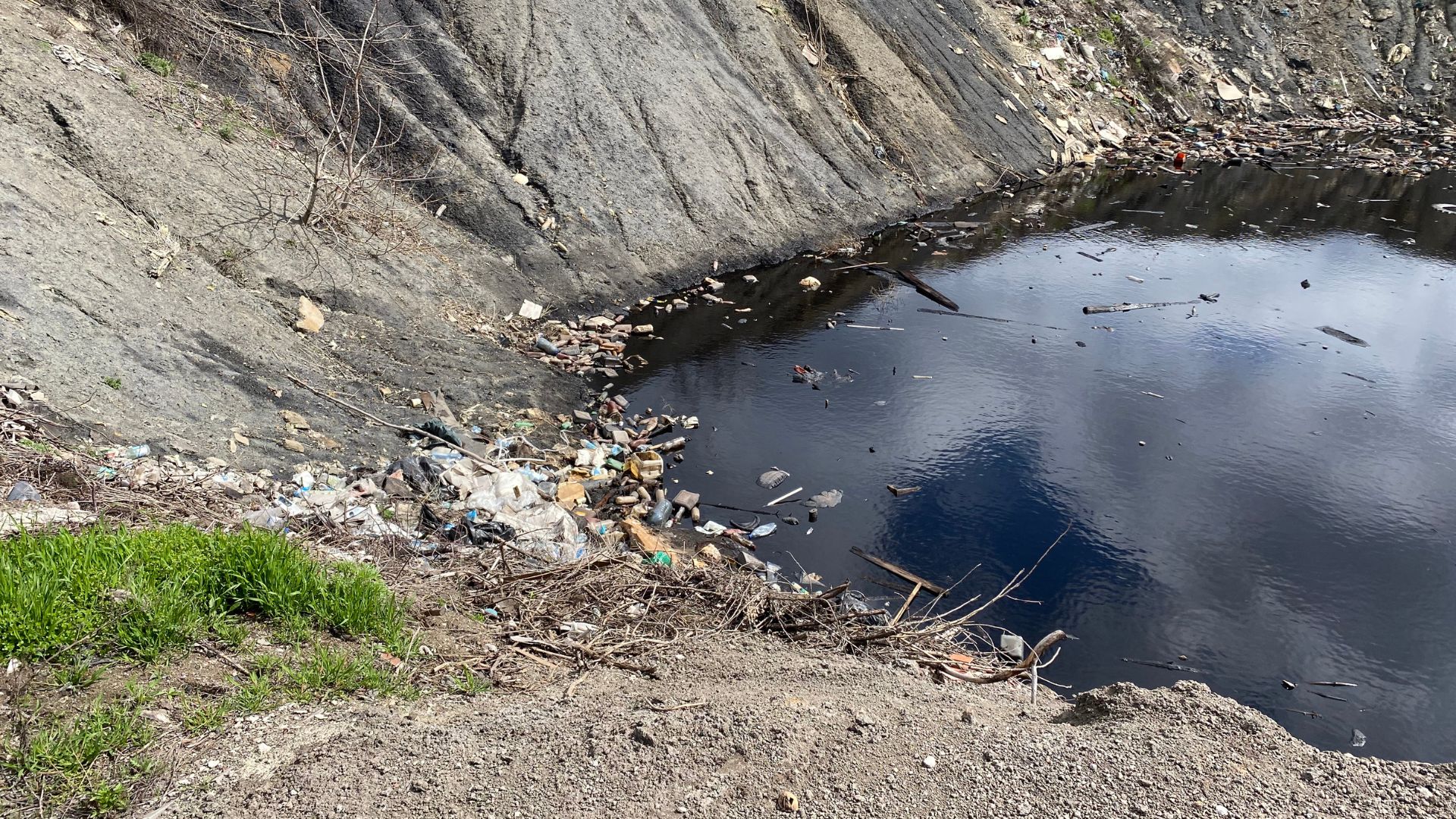 «Мазутне озеро»: як в Запоріжжі вже 50 років ігнорують токсичну промислову спадщину