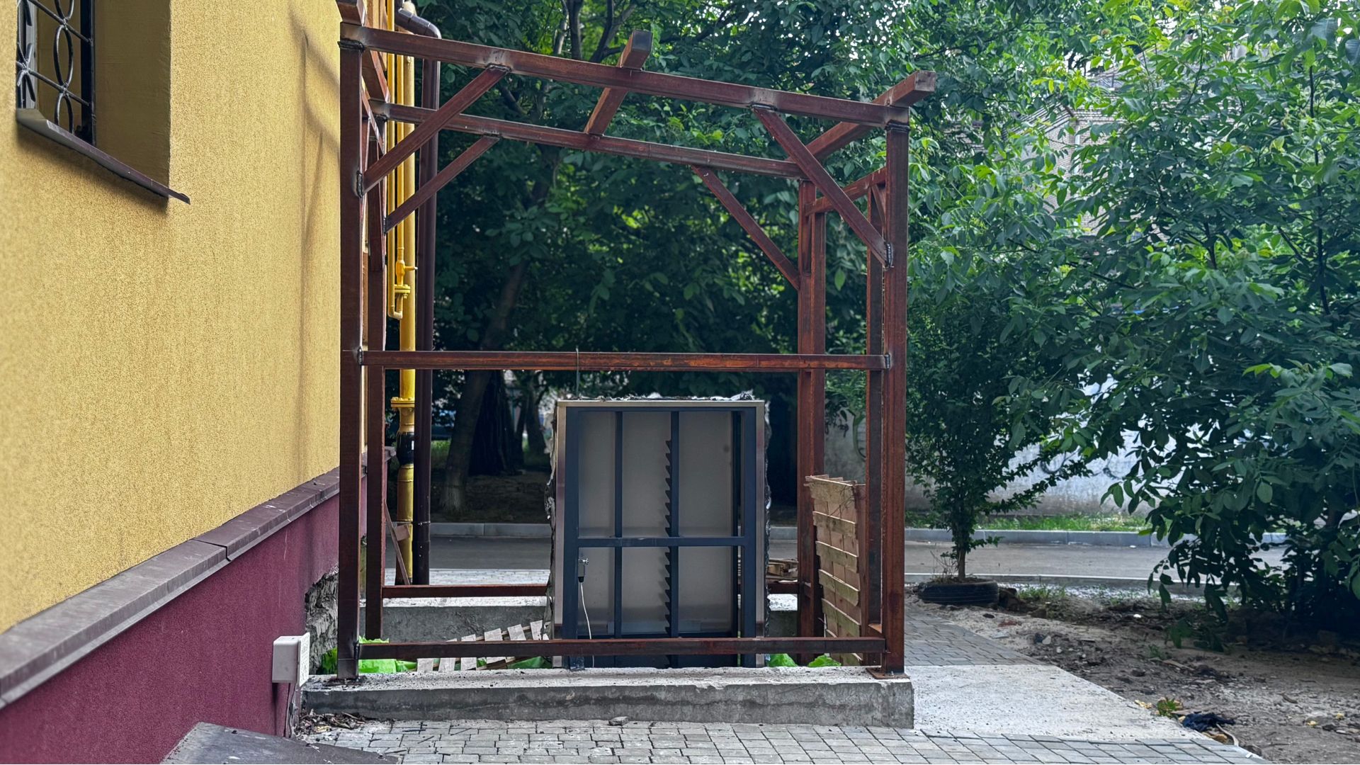 97% готовності: чи стане червень останнім місяцем ремонту на Сталеварів, 16