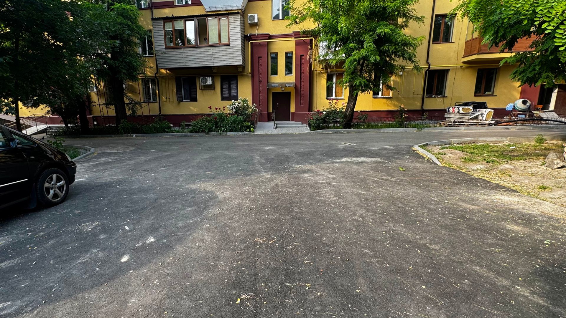 Троянди замість руїн: як оновили Сталеварів,16 після обстрілу