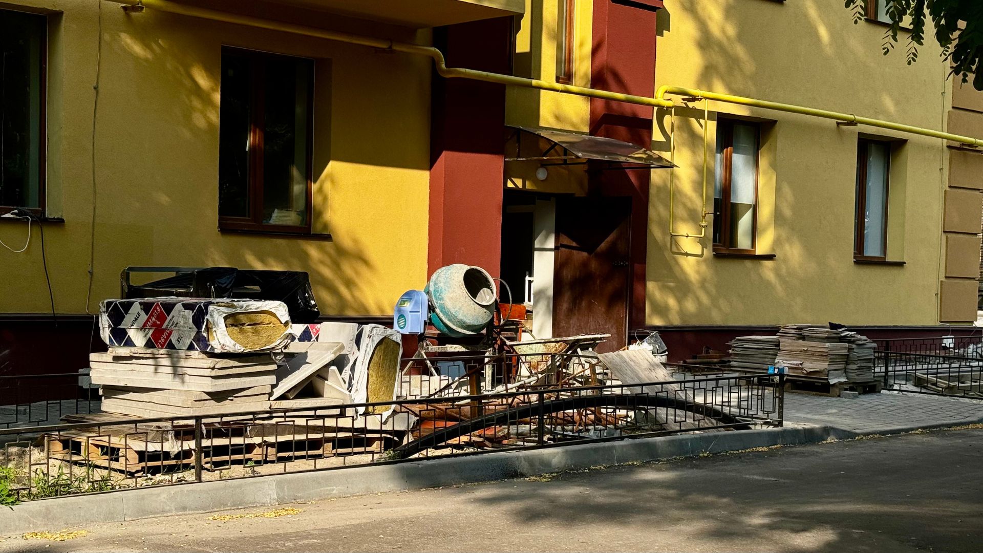 Троянди замість руїн: як оновили Сталеварів,16 після обстрілу