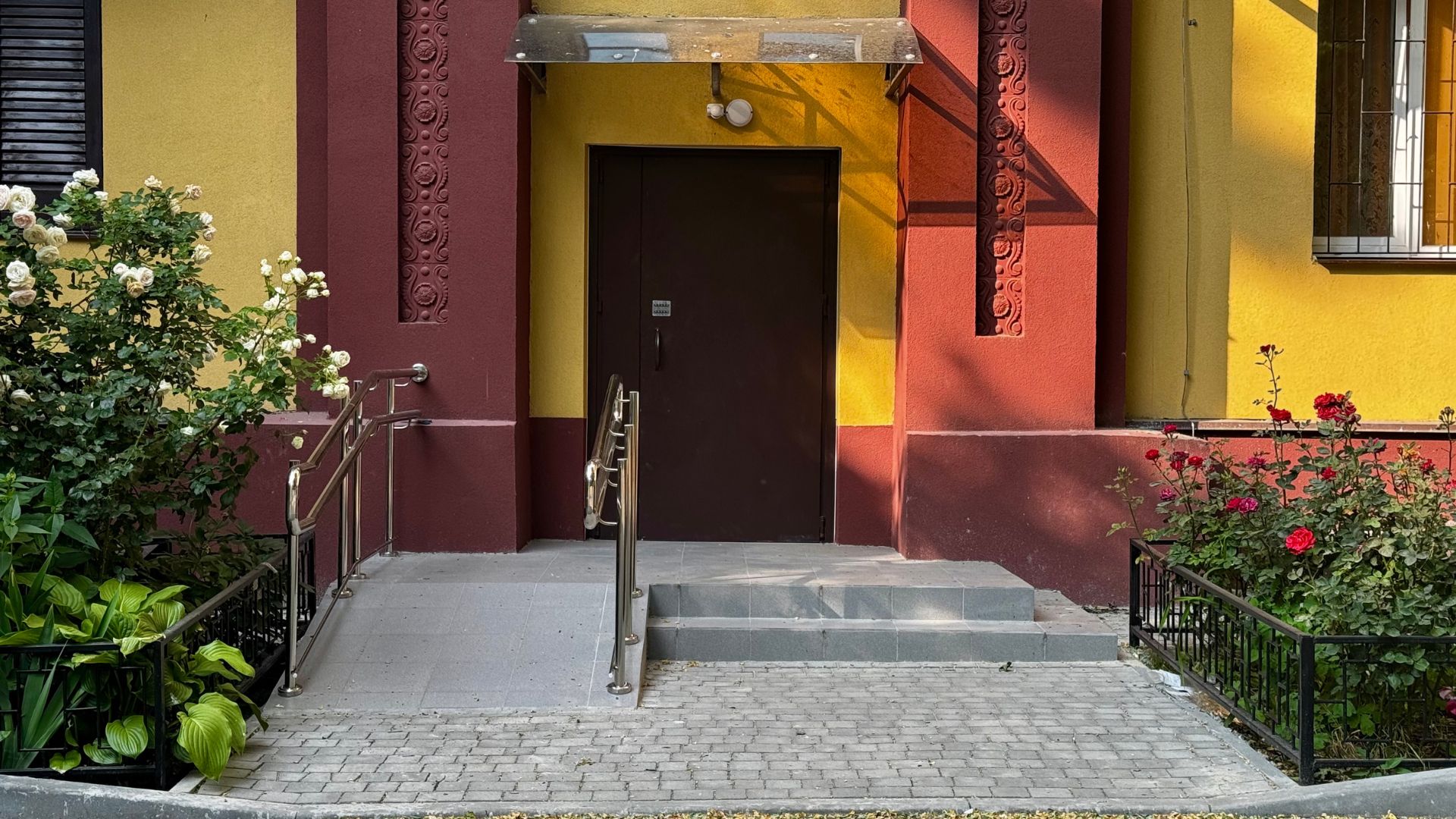 Троянди замість руїн: як оновили Сталеварів,16 після обстрілу