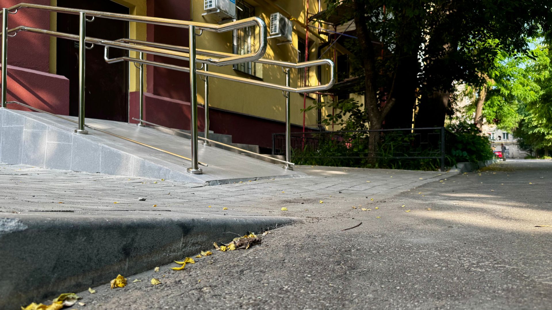 Троянди замість руїн: як оновили Сталеварів,16 після обстрілу