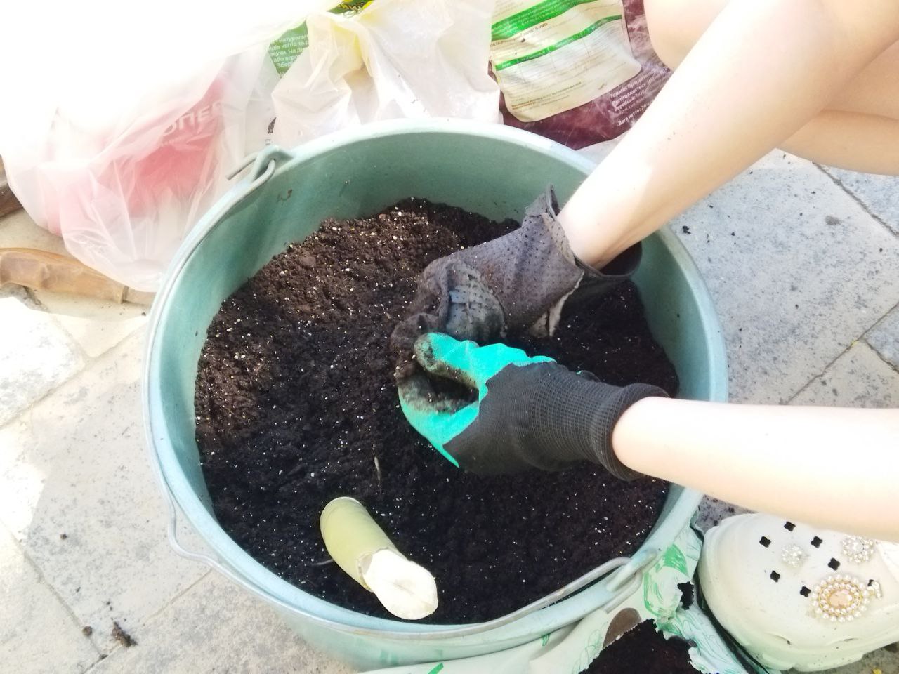 З користю для міста і природи: екоактивісти встановили меблі з перероблених матеріалів у дворі Молодіжного центру