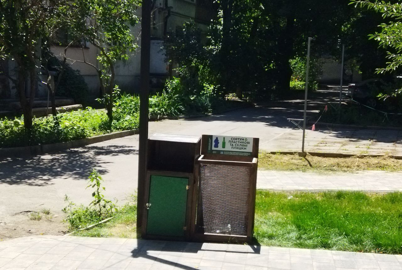 З користю для міста і природи: екоактивісти встановили меблі з перероблених матеріалів у дворі Молодіжного центру