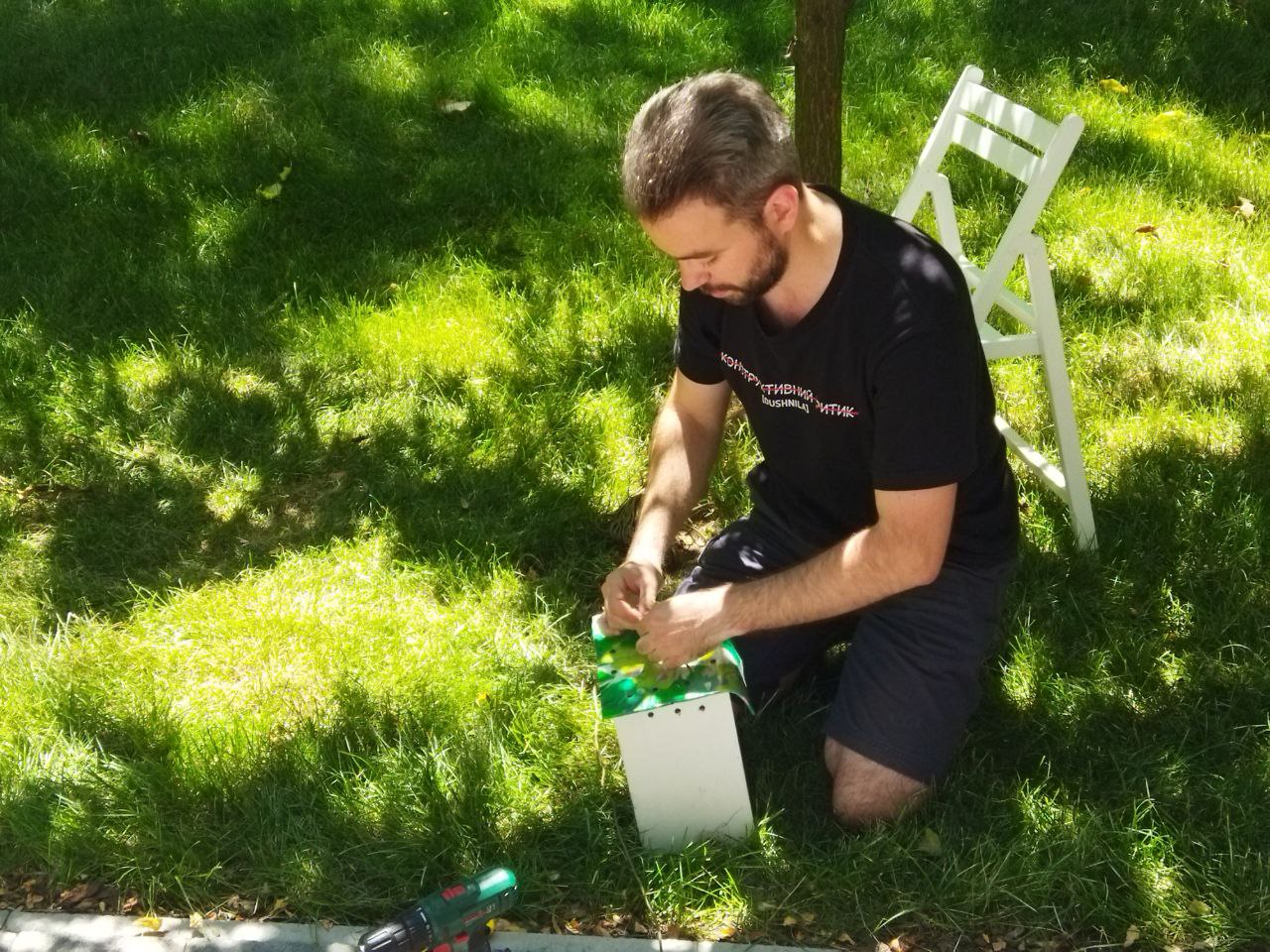 З користю для міста і природи: екоактивісти встановили меблі з перероблених матеріалів у дворі Молодіжного центру