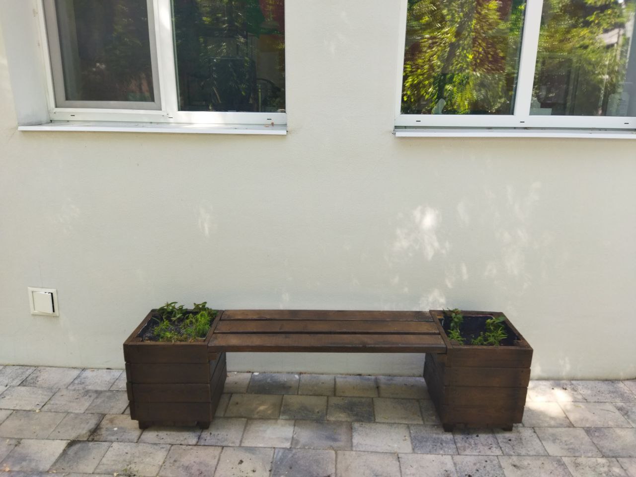 З користю для міста і природи: екоактивісти встановили меблі з перероблених матеріалів у дворі Молодіжного центру