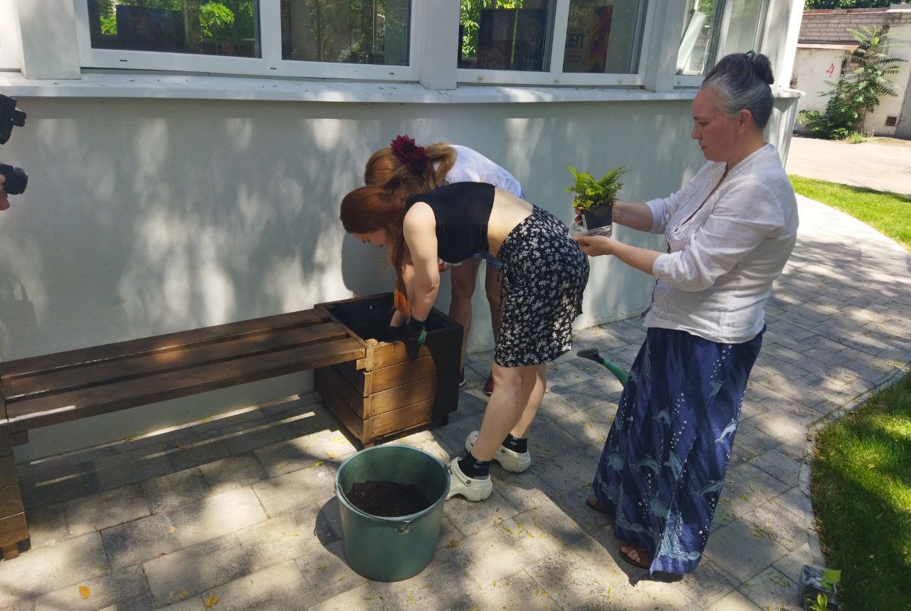 З користю для міста і природи: екоактивісти встановили меблі з перероблених матеріалів у дворі Молодіжного центру