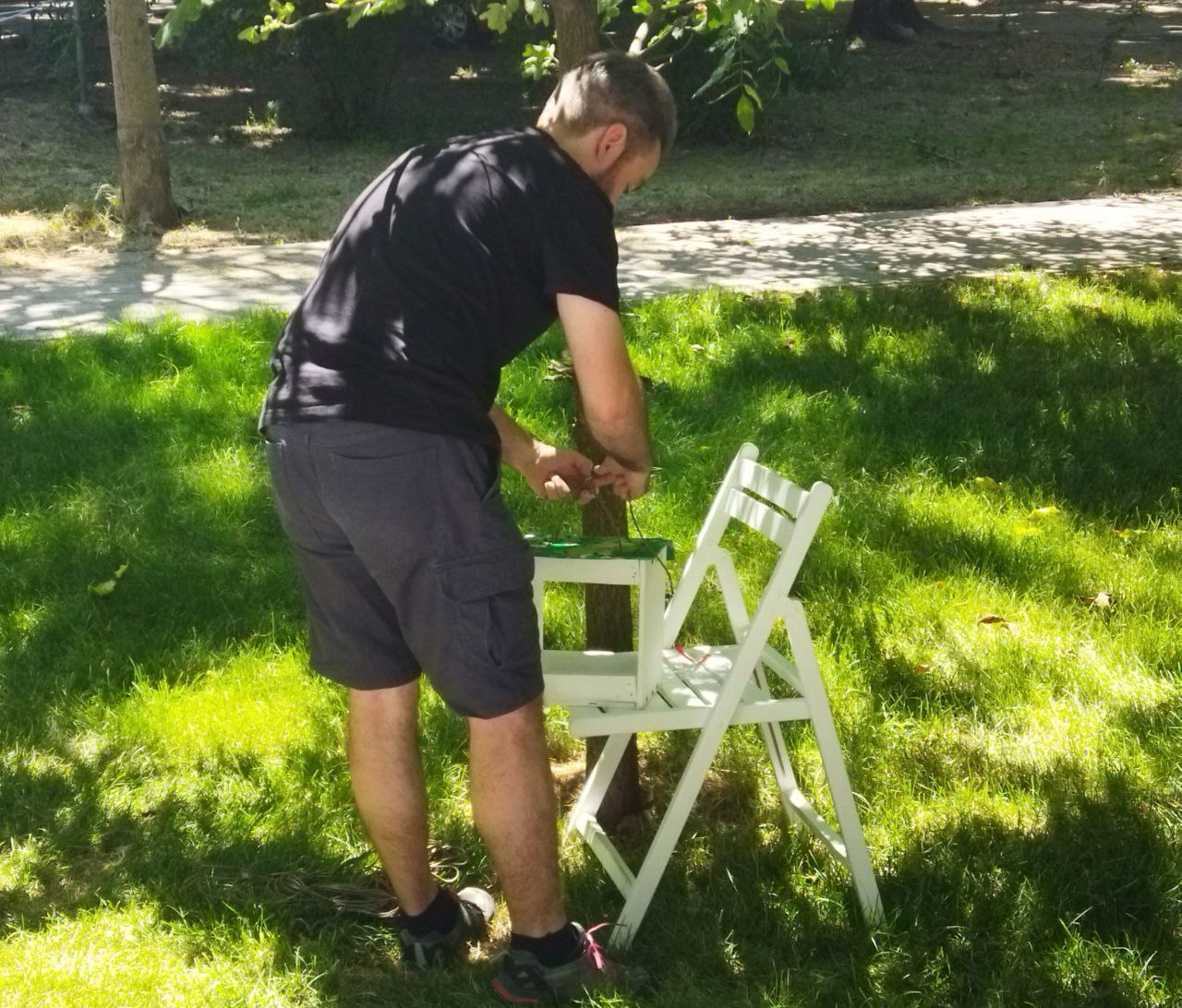 З користю для міста і природи: екоактивісти встановили меблі з перероблених матеріалів у дворі Молодіжного центру