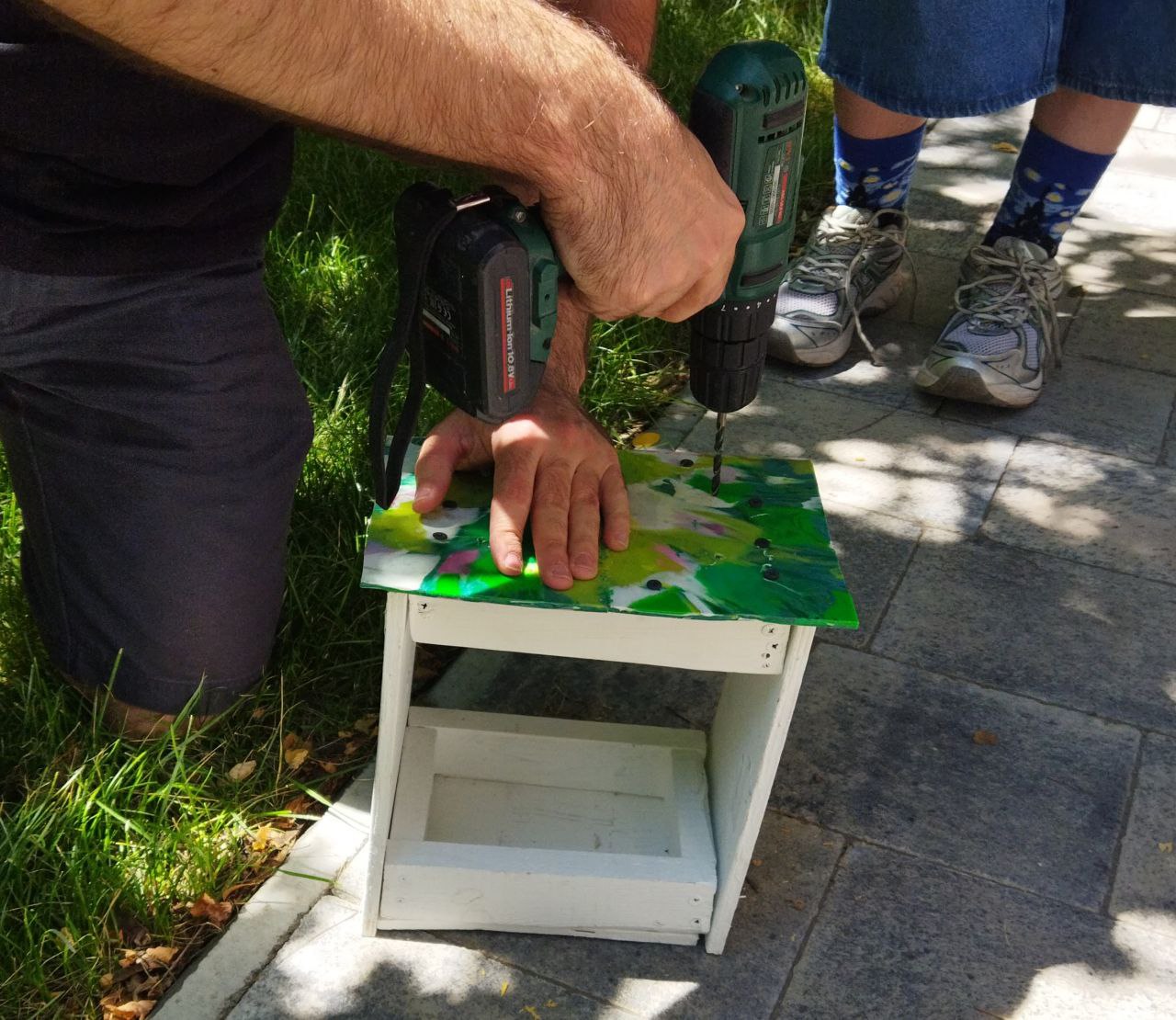 З користю для міста і природи: екоактивісти встановили меблі з перероблених матеріалів у дворі Молодіжного центру