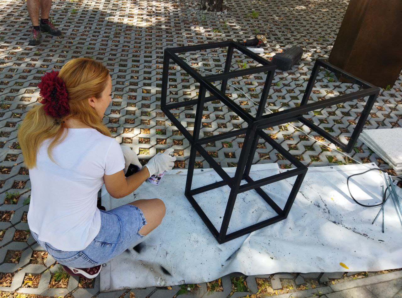 З користю для міста і природи: екоактивісти встановили меблі з перероблених матеріалів у дворі Молодіжного центру