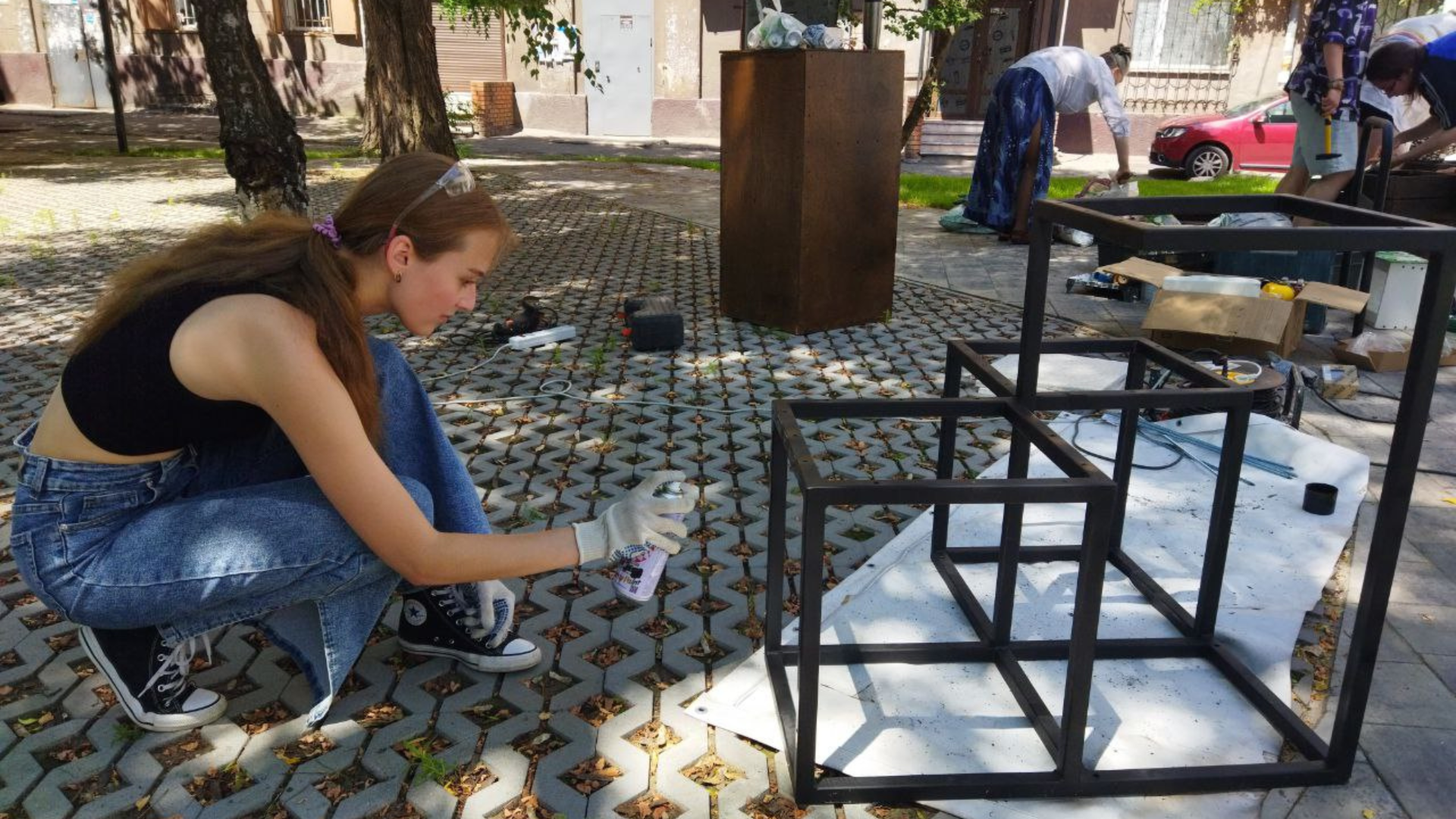 З користю для міста і природи: екоактивісти встановили меблі з перероблених матеріалів у дворі Молодіжного центру