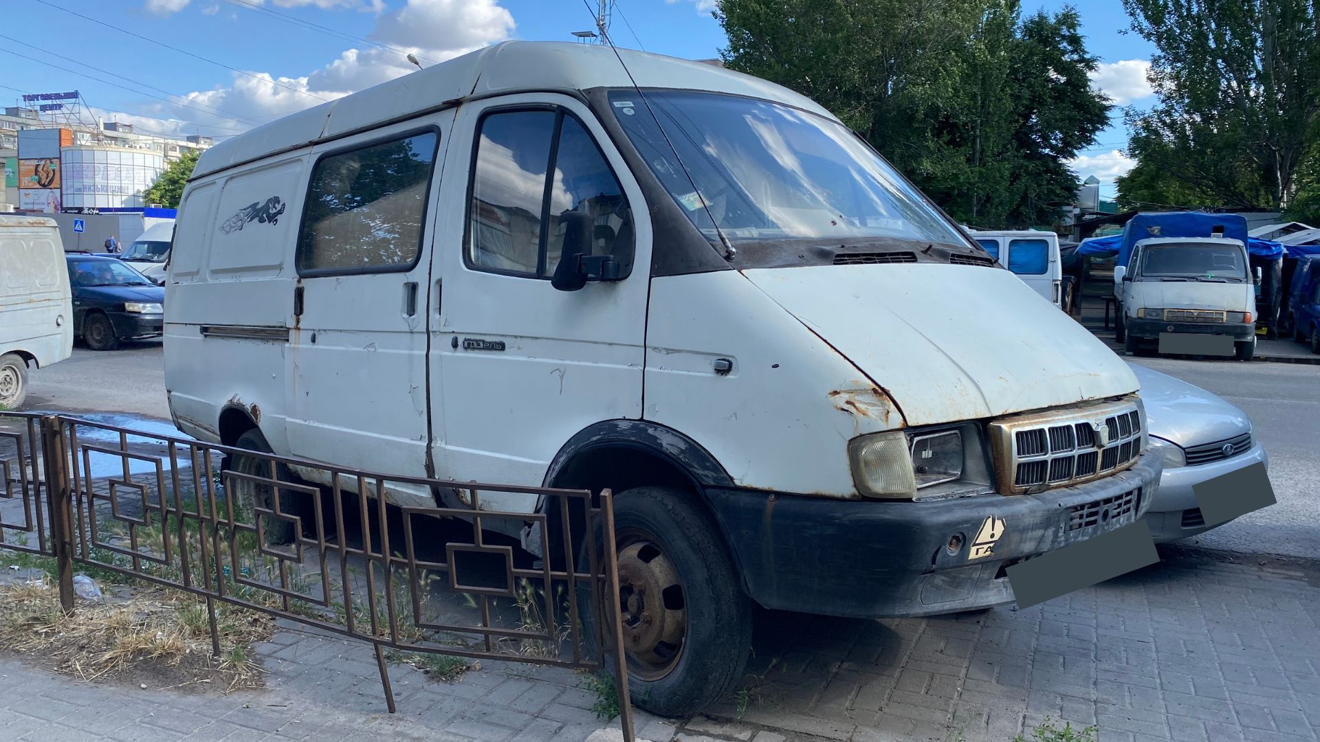 Перевірку провели, але повноважень не мають: Інспекція з благоустрою відповіла на звернення SODA щодо полишених авто