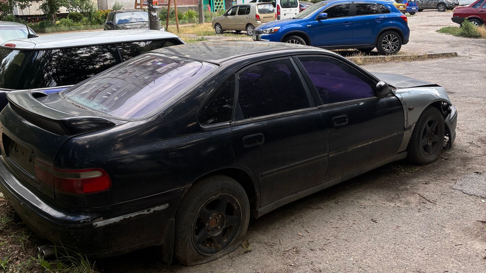 Перевірку провели, але повноважень не мають: Інспекція з благоустрою відповіла на звернення SODA щодо полишених авто