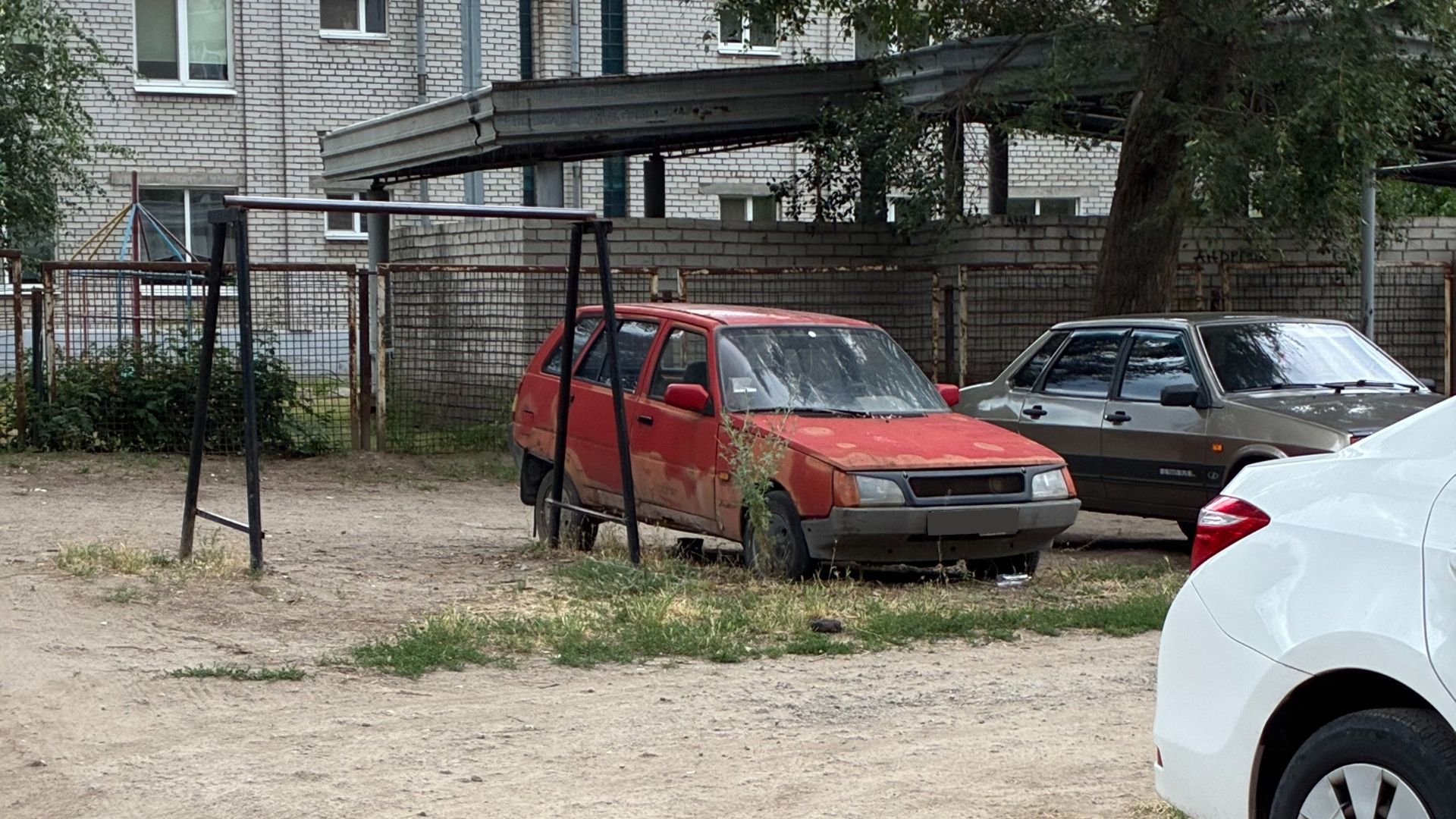 Перевірку провели, але повноважень не мають: Інспекція з благоустрою відповіла на звернення SODA щодо полишених авто
