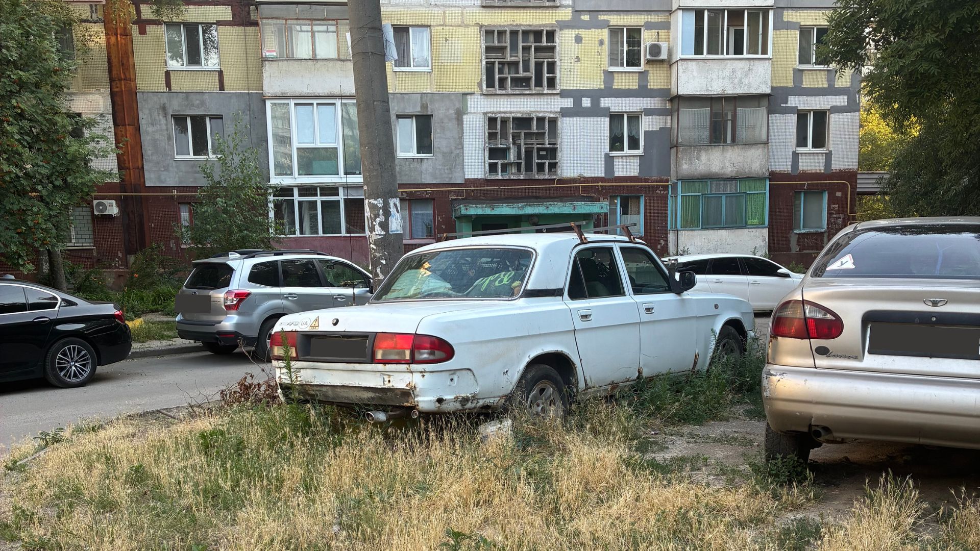 Перевірку провели, але повноважень не мають: Інспекція з благоустрою відповіла на звернення SODA щодо полишених авто
