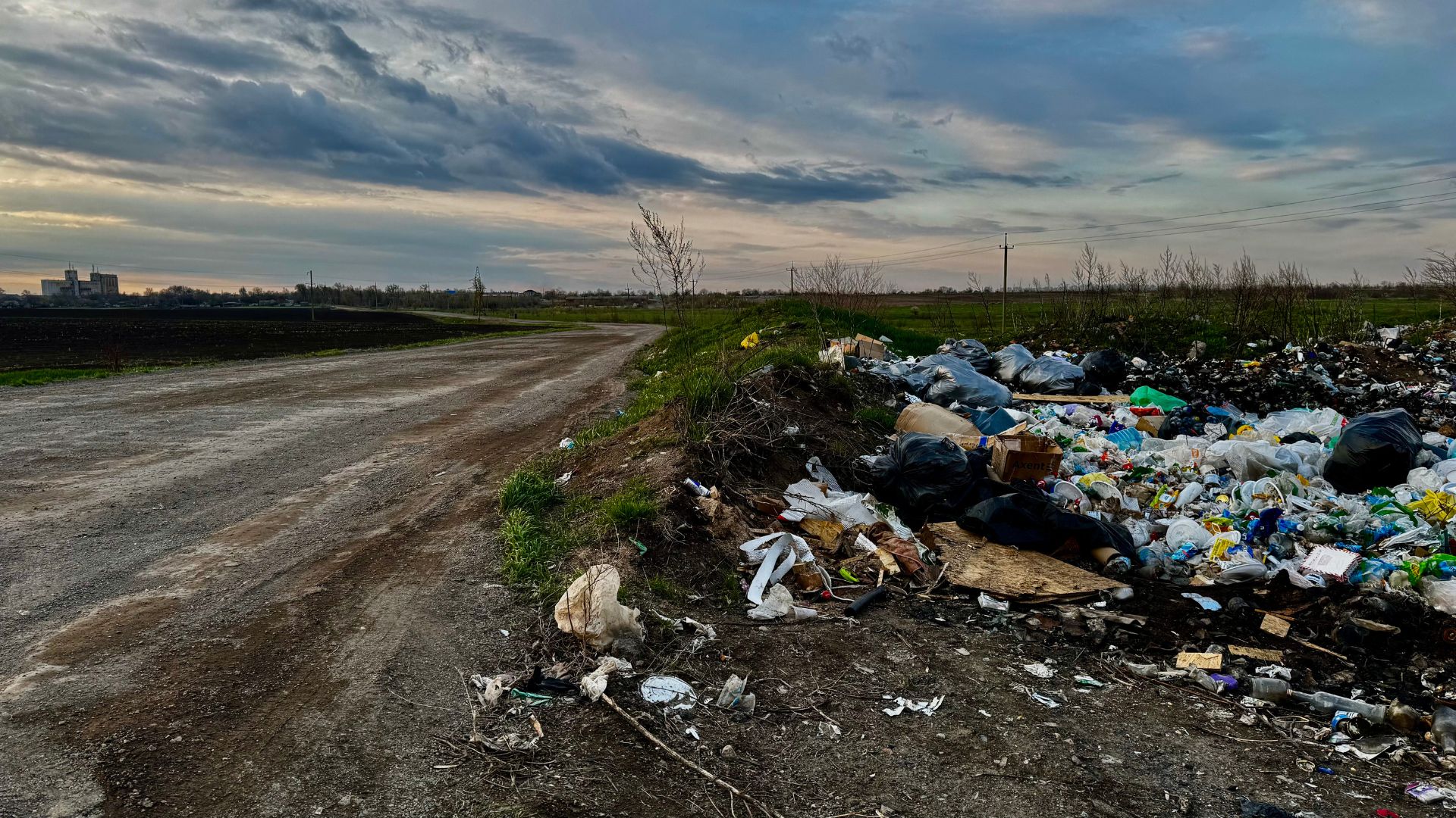 Узаконене сміття: як у Тернуватській громаді смітники біля водойм і полів стали «тимчасовими майданчиками»