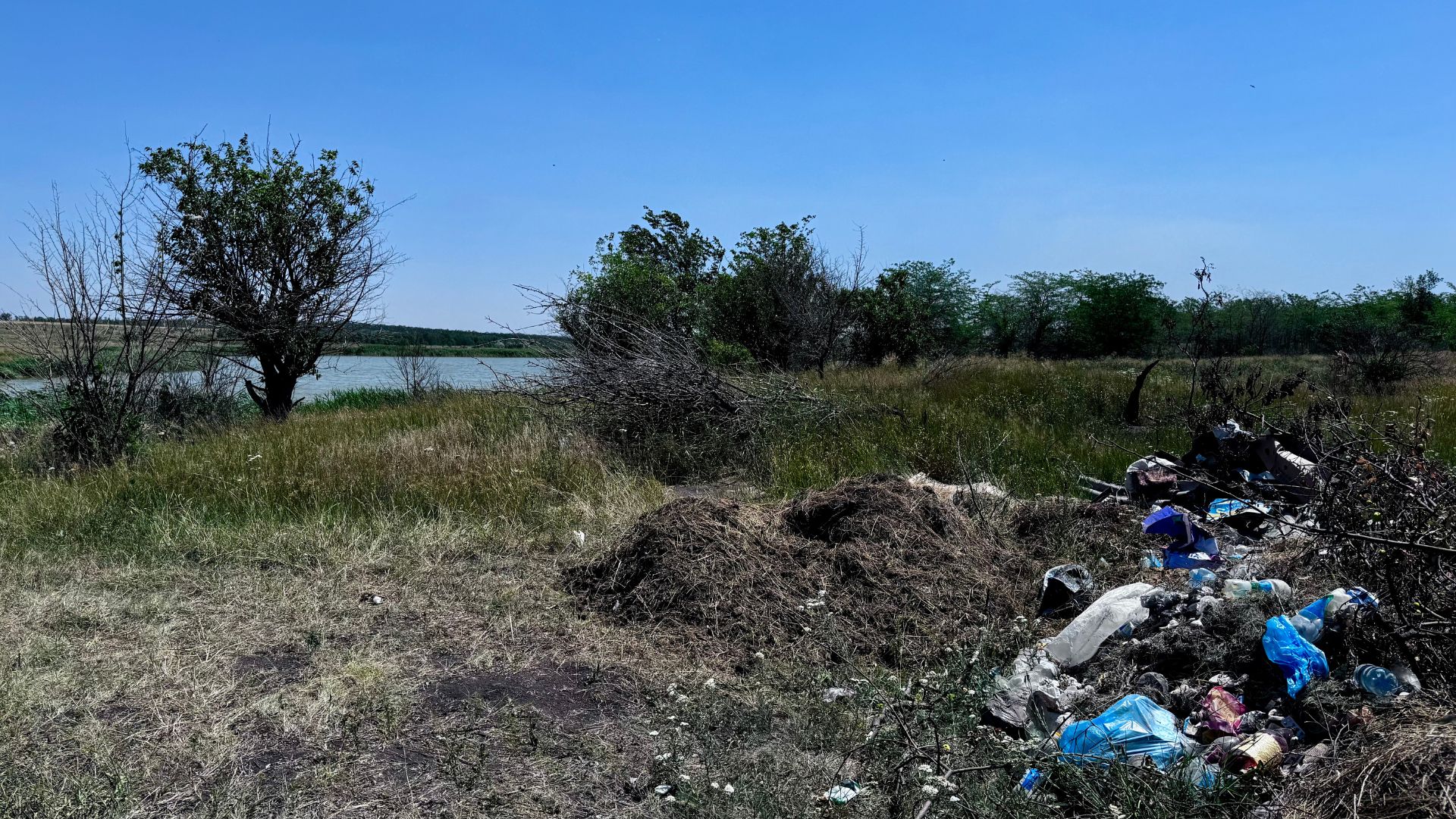 Узаконене сміття: як у Тернуватській громаді смітники біля водойм і полів стали «тимчасовими майданчиками»