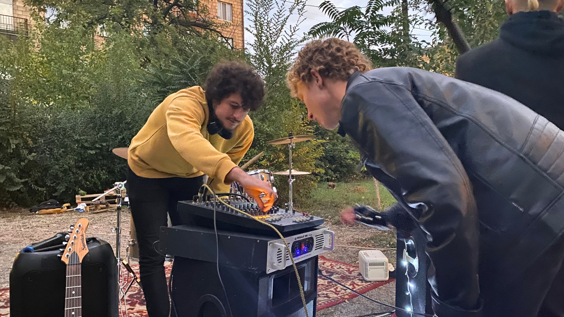 Музика, пам’ять та боротьба: як у Запоріжжі гуртуються для порятунку скверу Тарасова