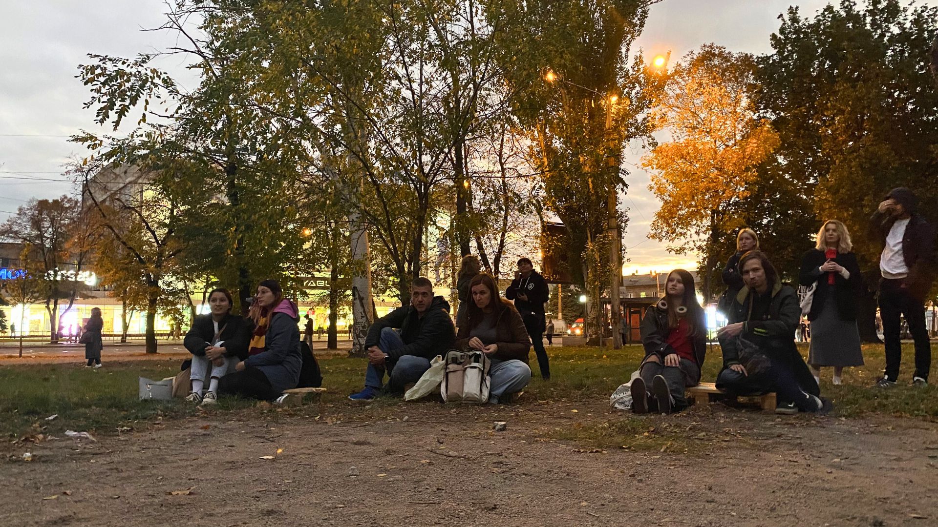 Музика, пам’ять та боротьба: як у Запоріжжі гуртуються для порятунку скверу Тарасова