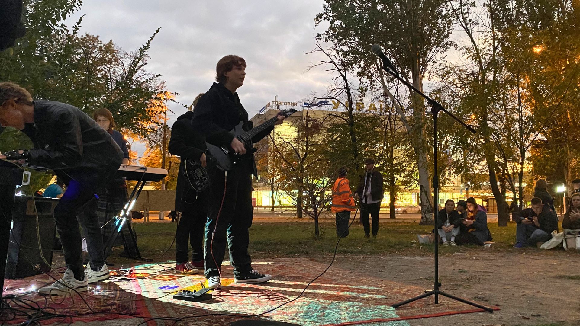 Музика, пам’ять та боротьба: як у Запоріжжі гуртуються для порятунку скверу Тарасова