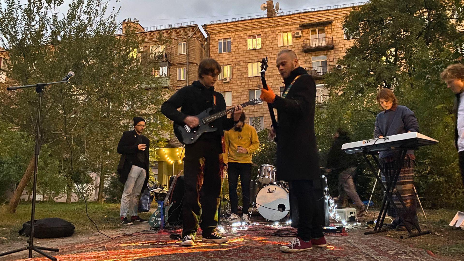 Музика, пам’ять та боротьба: як у Запоріжжі гуртуються для порятунку скверу Тарасова