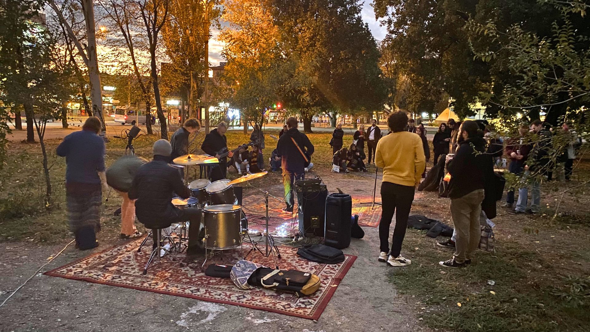 Музика, пам’ять та боротьба: як у Запоріжжі гуртуються для порятунку скверу Тарасова