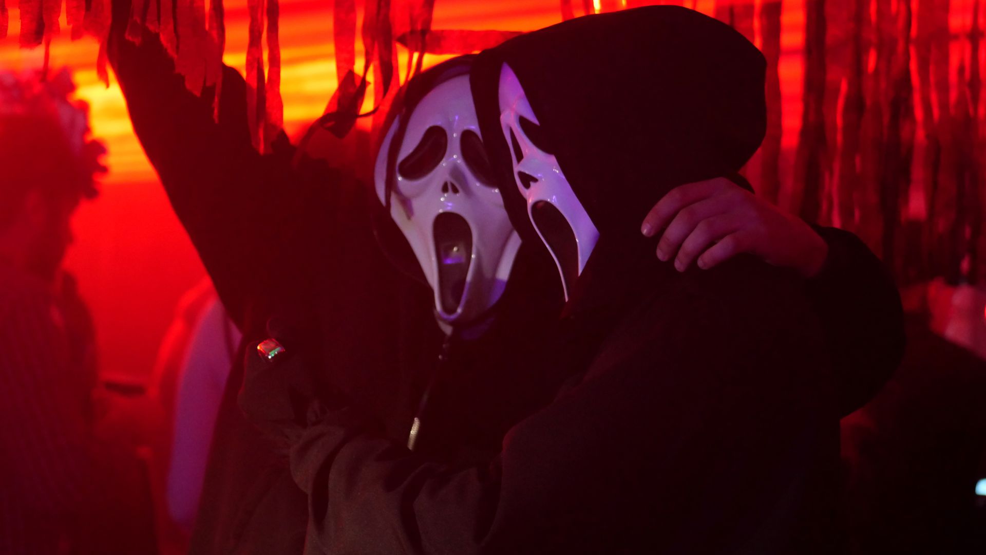 Костюми, аніме та техно: як Запоріжжя відсвяткувало Геловін