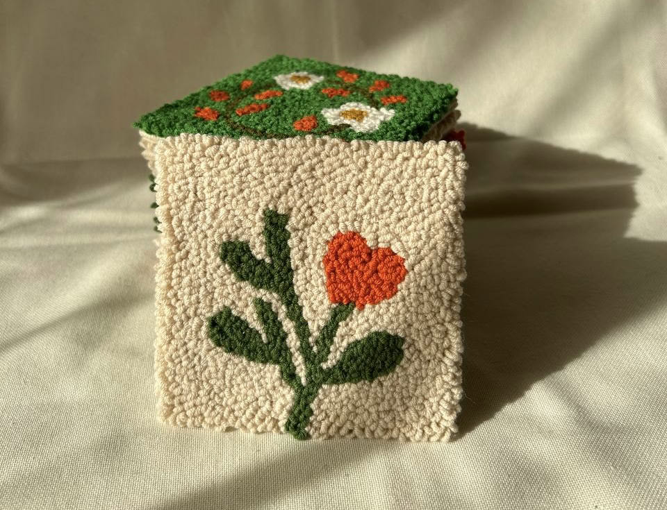 Мистецтво килимової вишивки: як запоріжанка створює красу з ниток