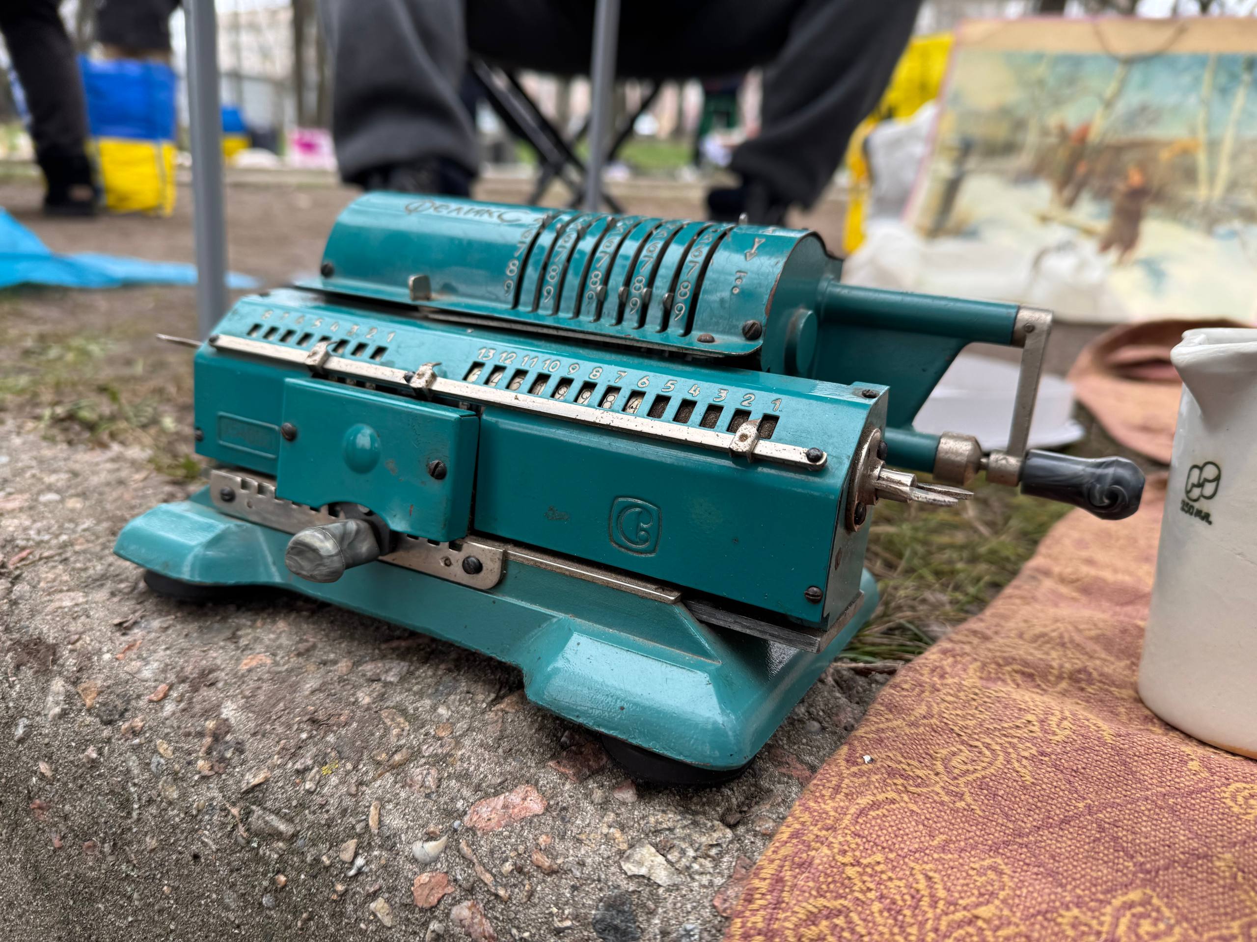 «Дорослі люди тут стають підлітками»: як живе і працює запорізька барахолка