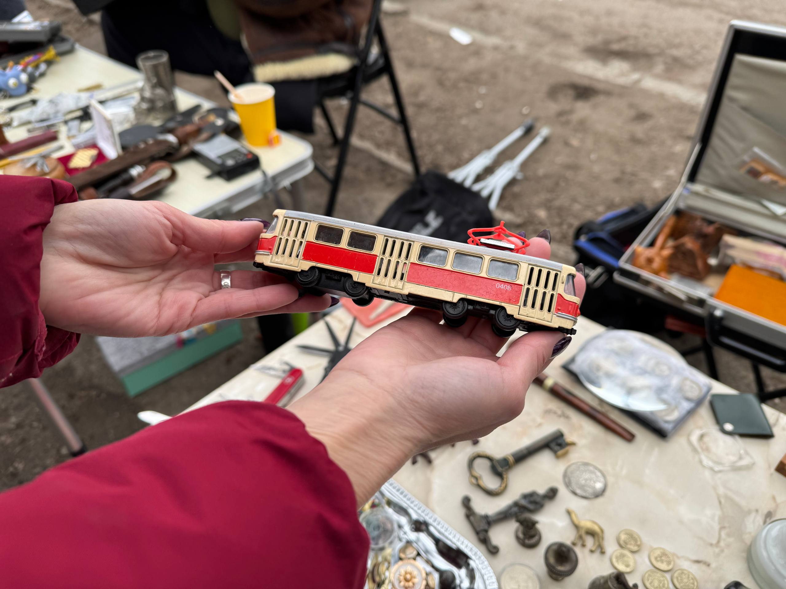 «Дорослі люди тут стають підлітками»: як живе і працює запорізька барахолка