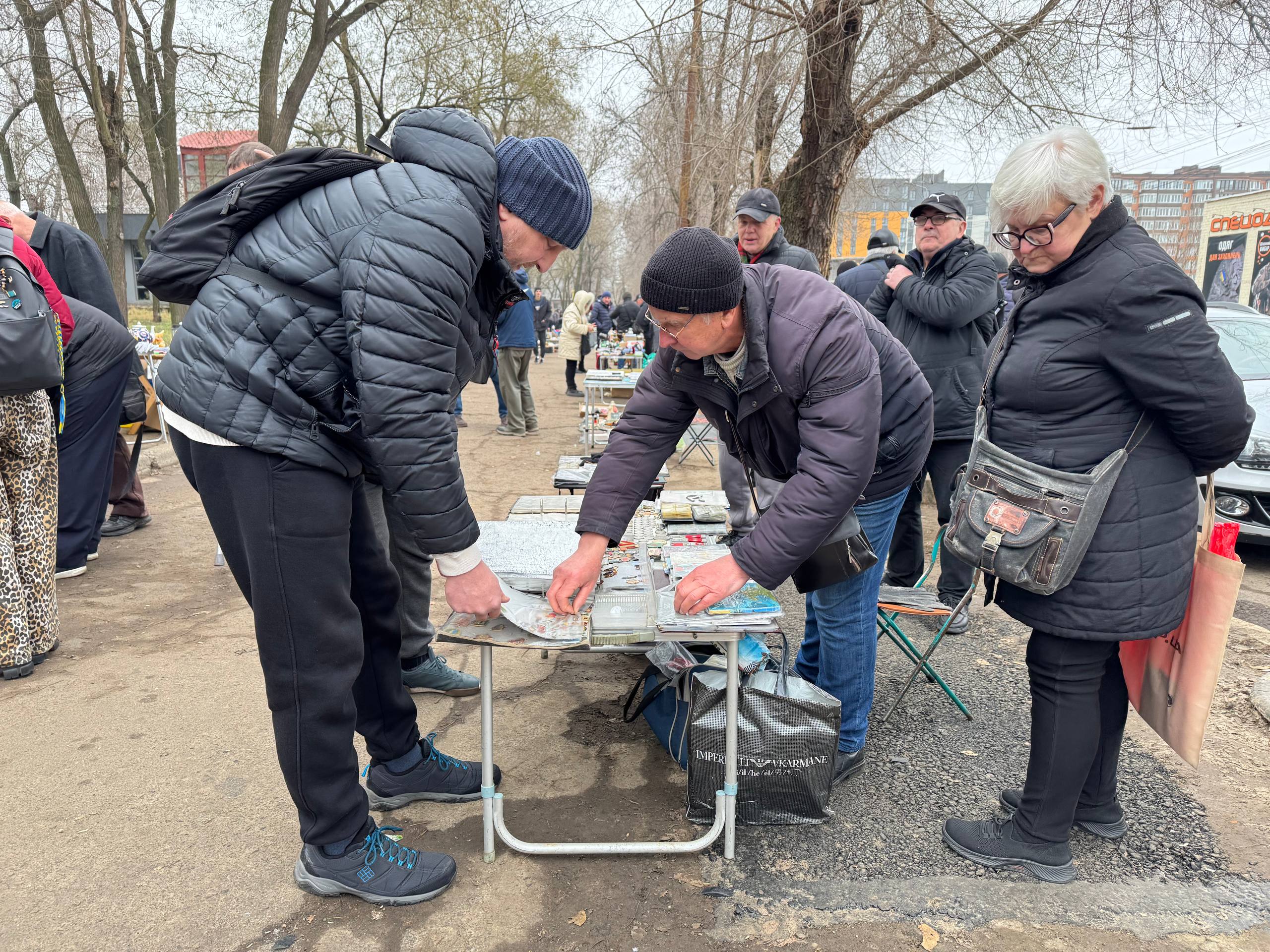 «Дорослі люди тут стають підлітками»: як живе і працює запорізька барахолка