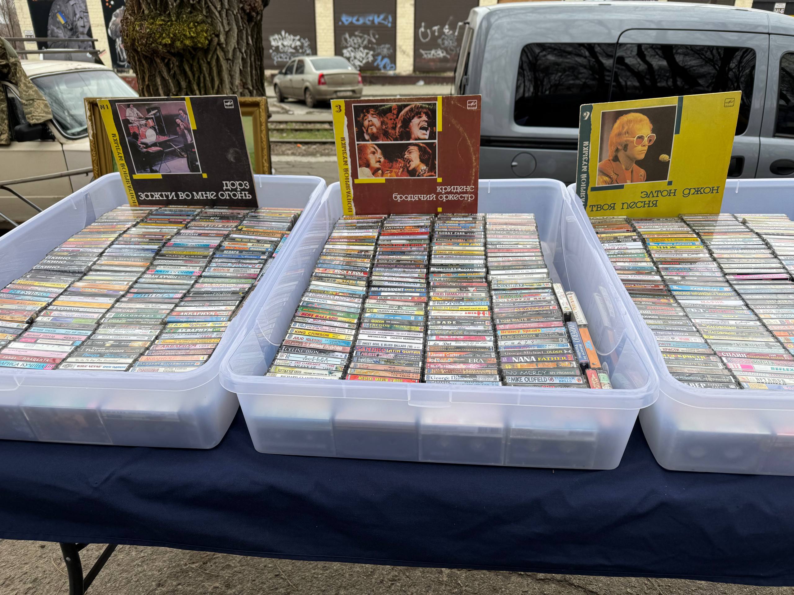 «Дорослі люди тут стають підлітками»: як живе і працює запорізька барахолка