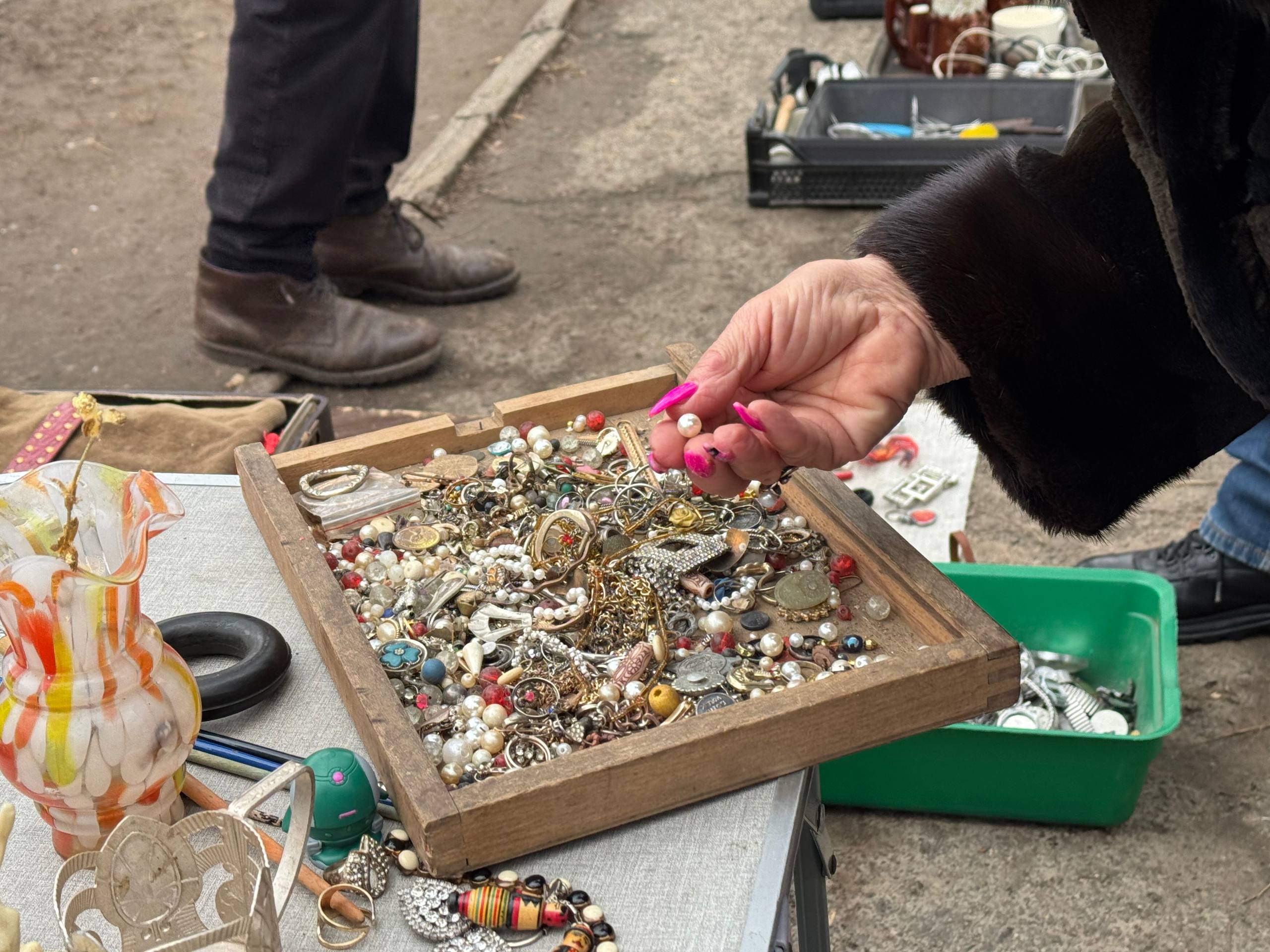 «Дорослі люди тут стають підлітками»: як живе і працює запорізька барахолка