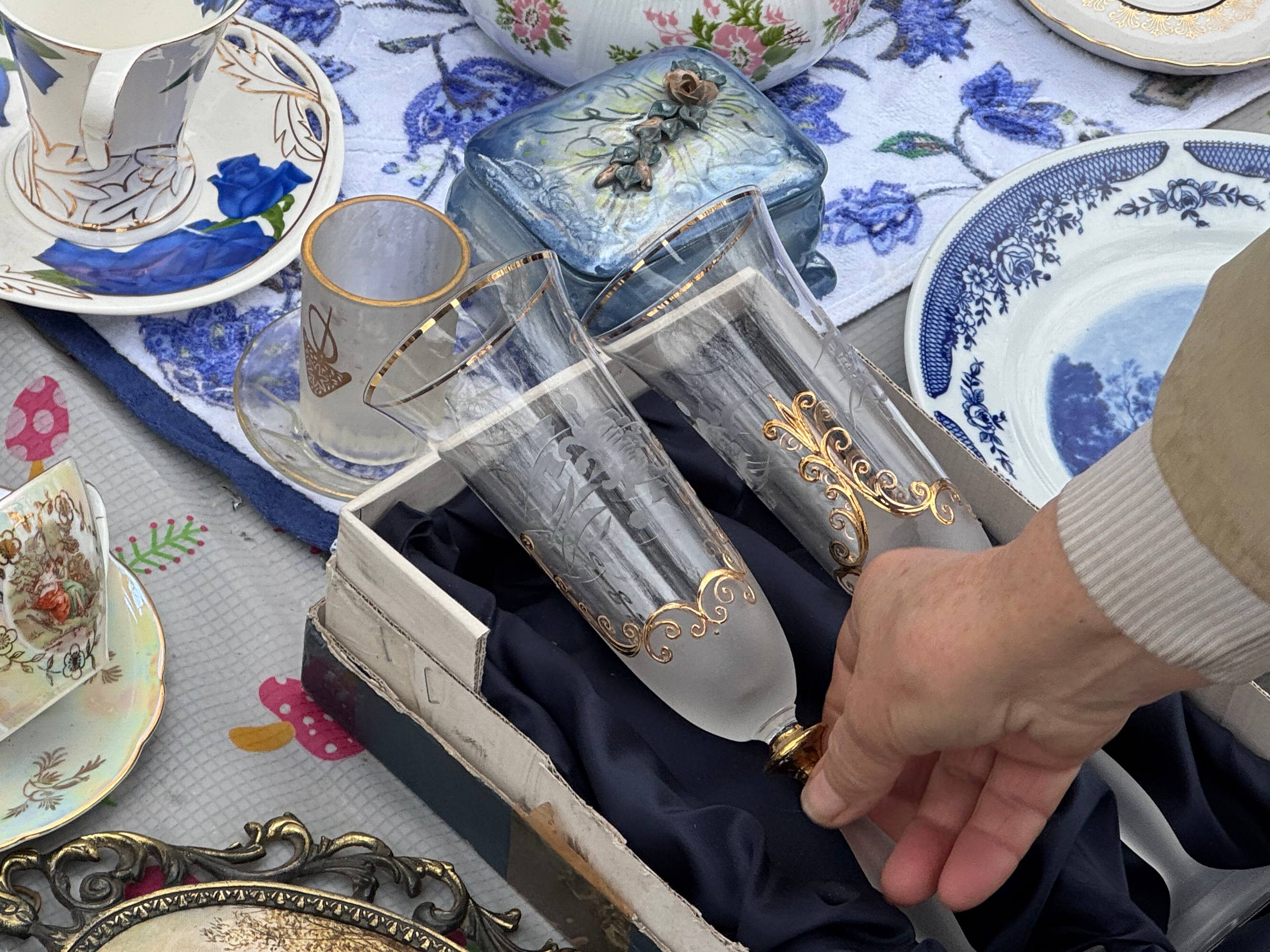 «Дорослі люди тут стають підлітками»: як живе і працює запорізька барахолка