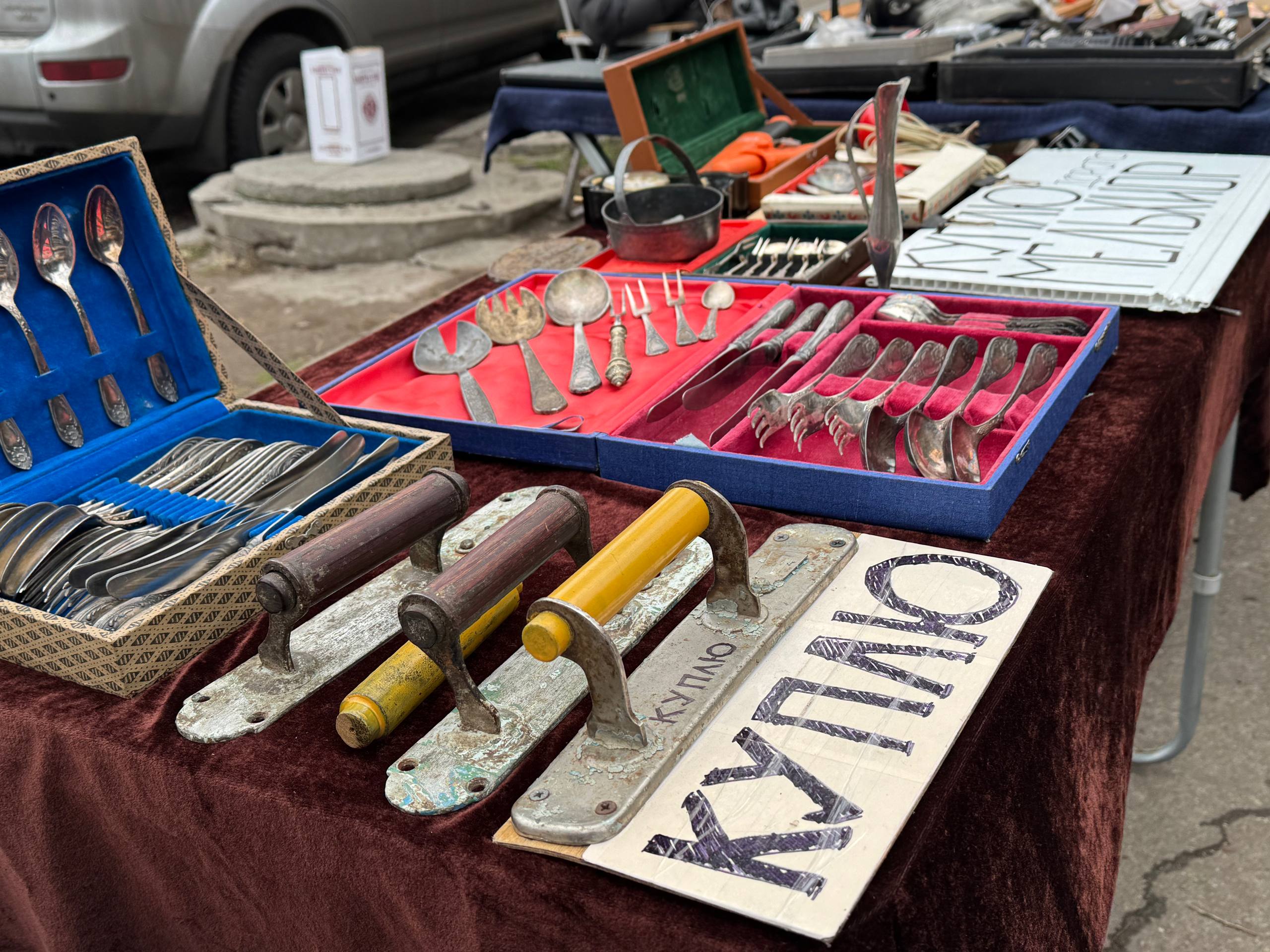 «Дорослі люди тут стають підлітками»: як живе і працює запорізька барахолка