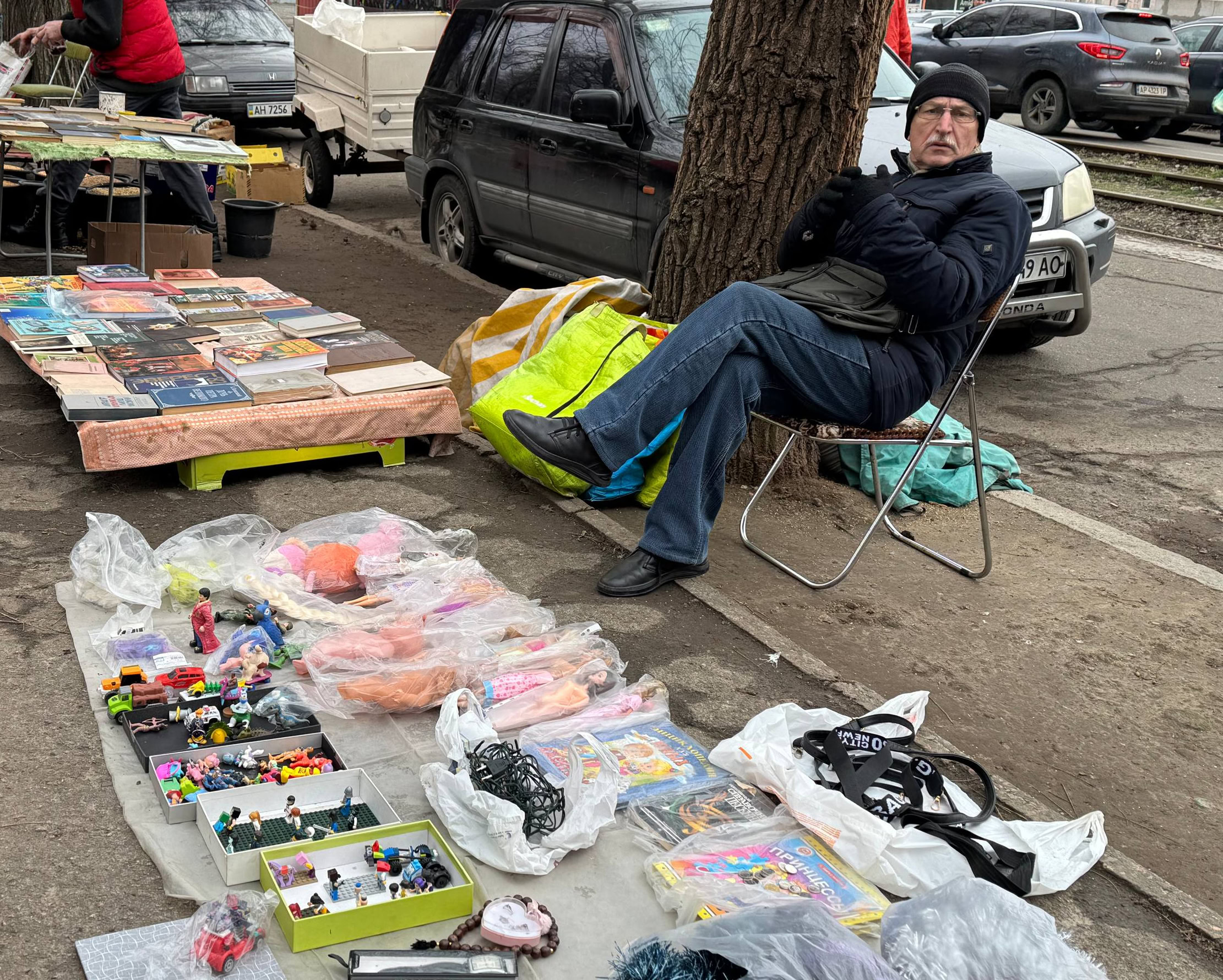 «Дорослі люди тут стають підлітками»: як живе і працює запорізька барахолка