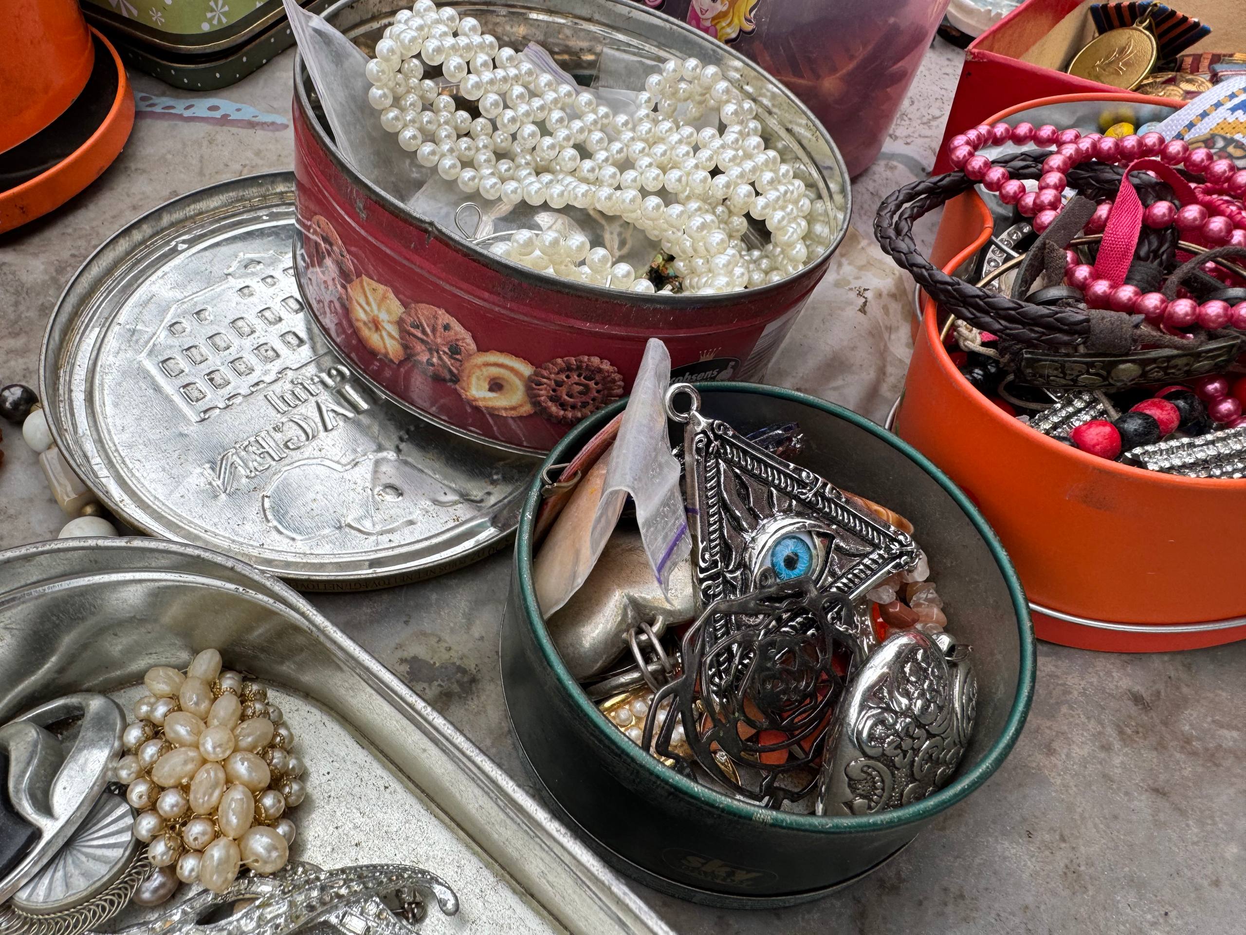 «Дорослі люди тут стають підлітками»: як живе і працює запорізька барахолка