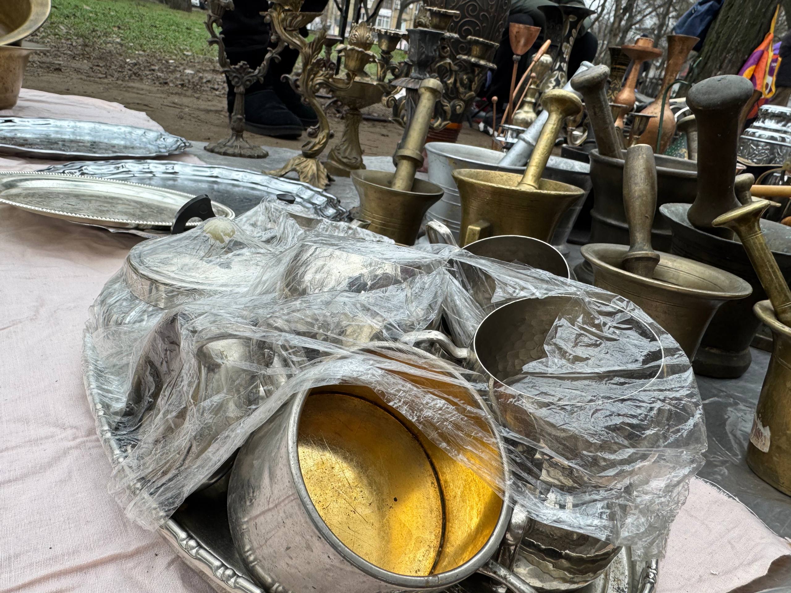 «Дорослі люди тут стають підлітками»: як живе і працює запорізька барахолка