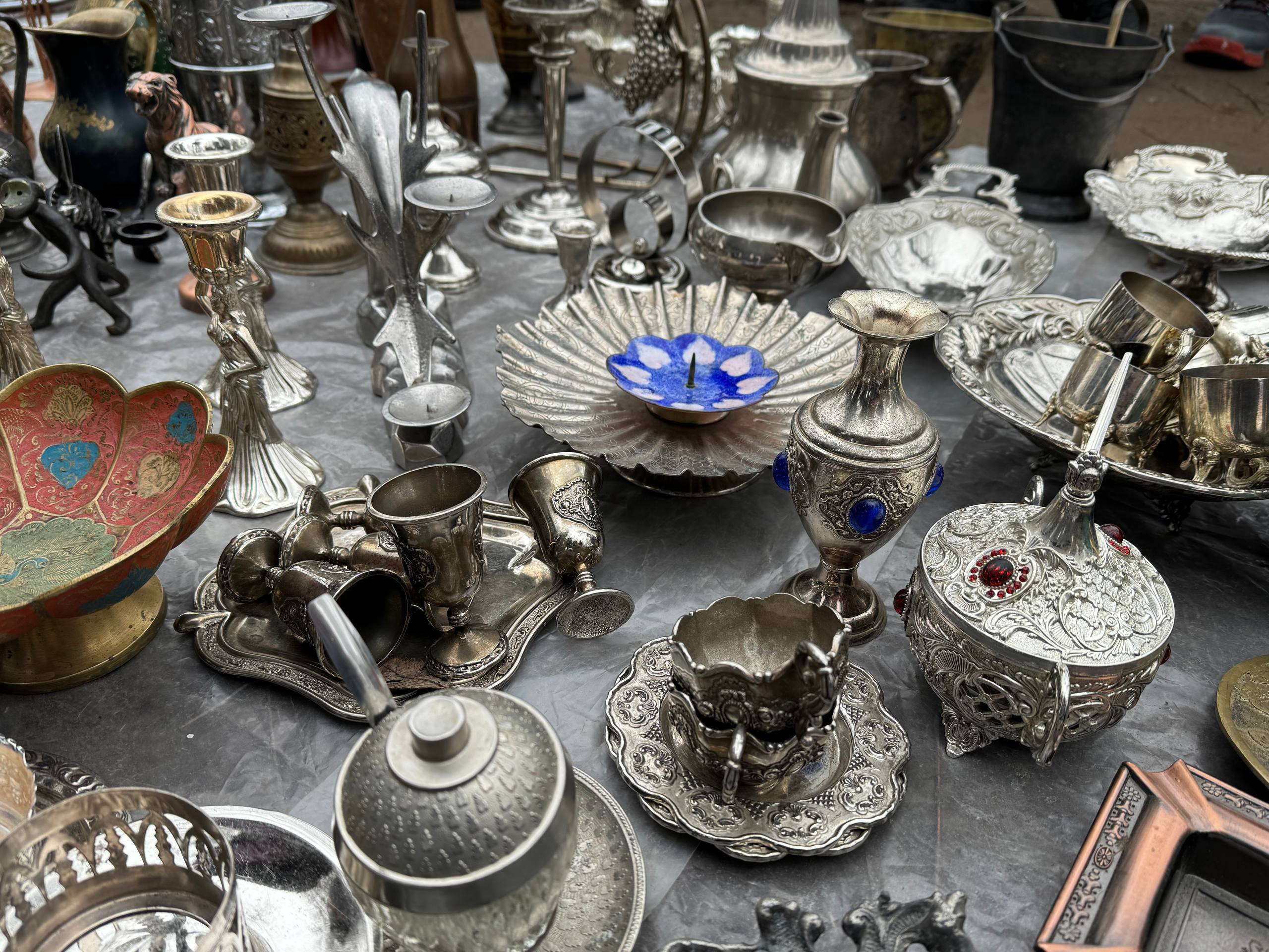 «Дорослі люди тут стають підлітками»: як живе і працює запорізька барахолка