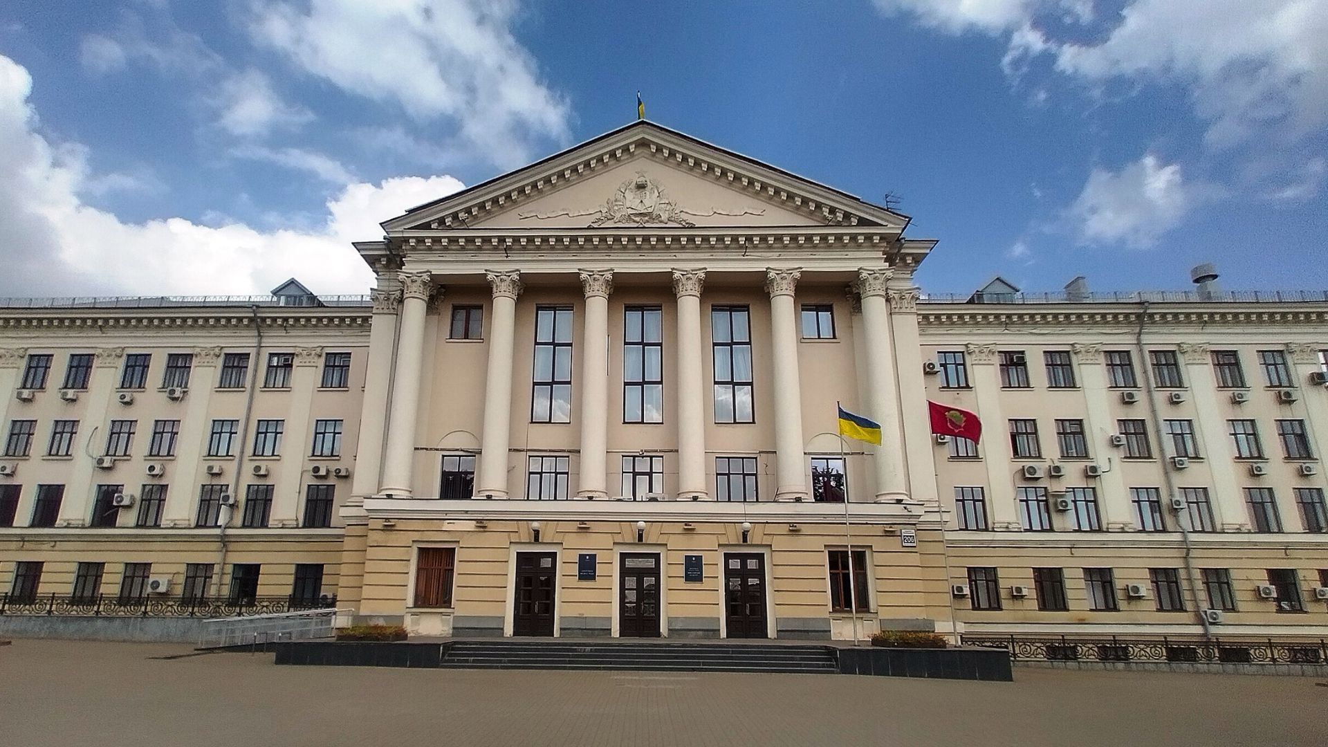 У Запоріжжі розслідують схему виплат зарплат працівникам департаменту, які перебували за кордоном під час воєнного стану