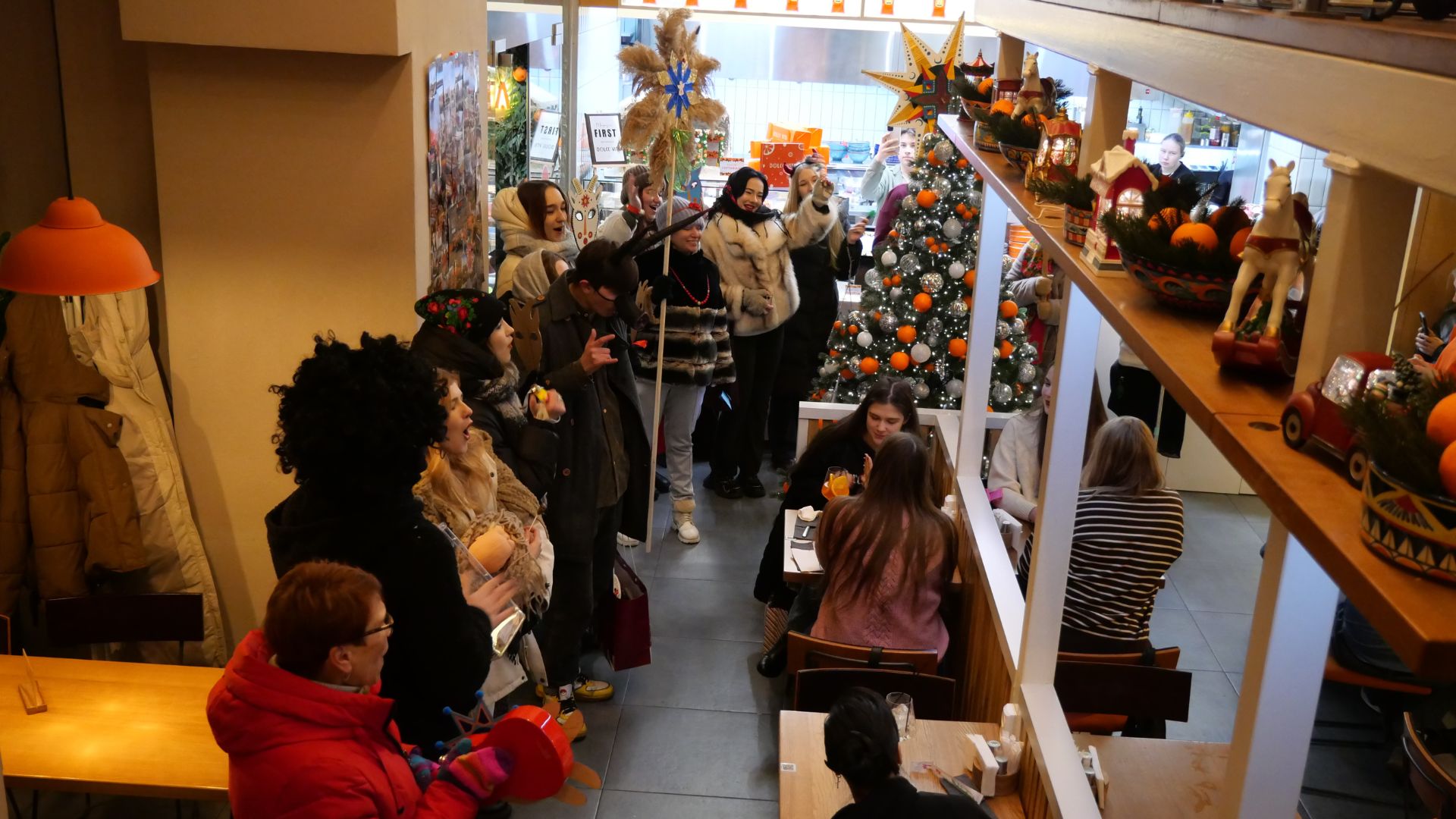 Коляд, коляд, колядниця: як запоріжці у Різдво збирали гроші на ЗСУ