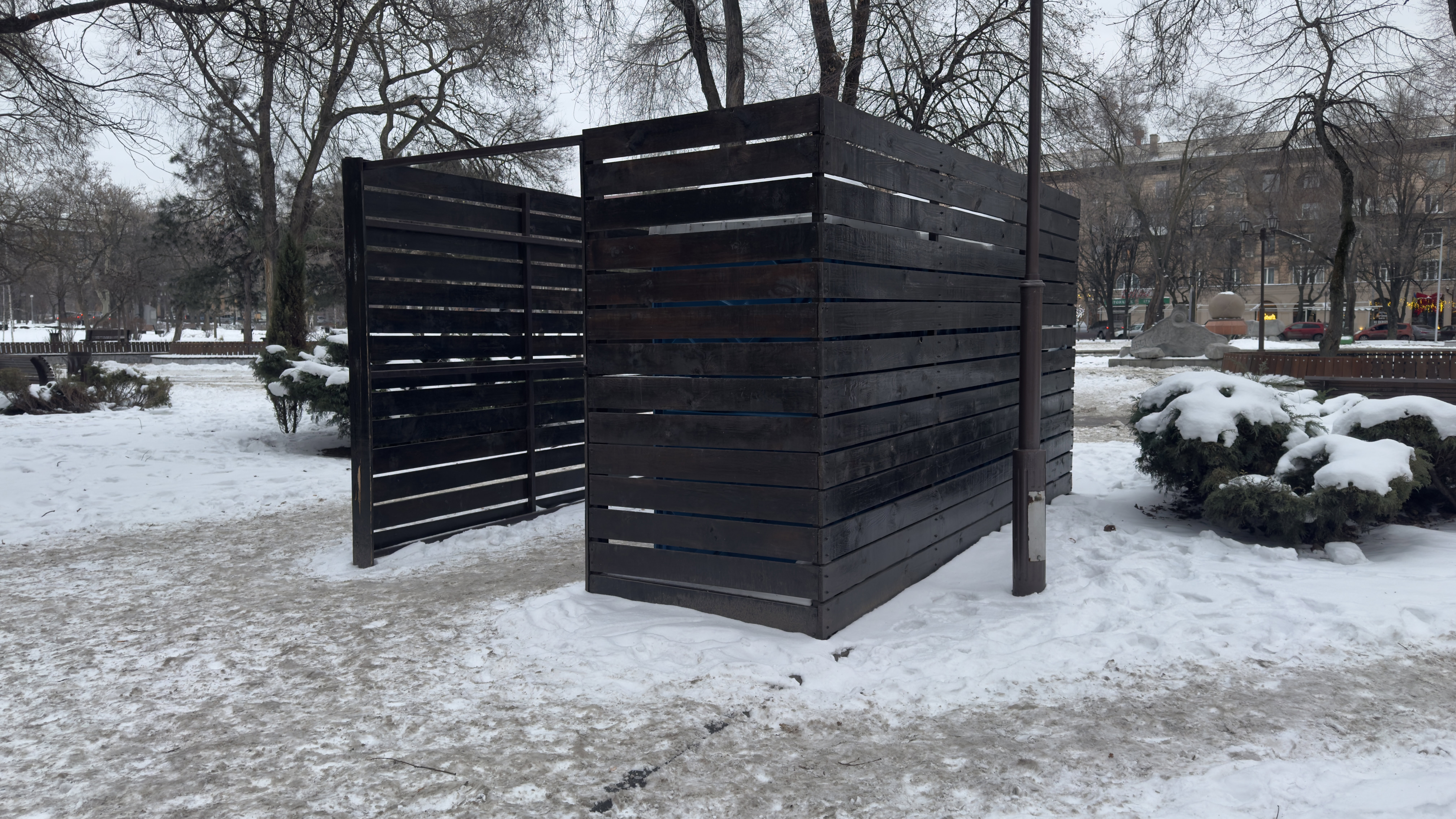 «Все погоджено», але без художників: міська влада не розглядає зміну локації модульного туалету на майдані Митців