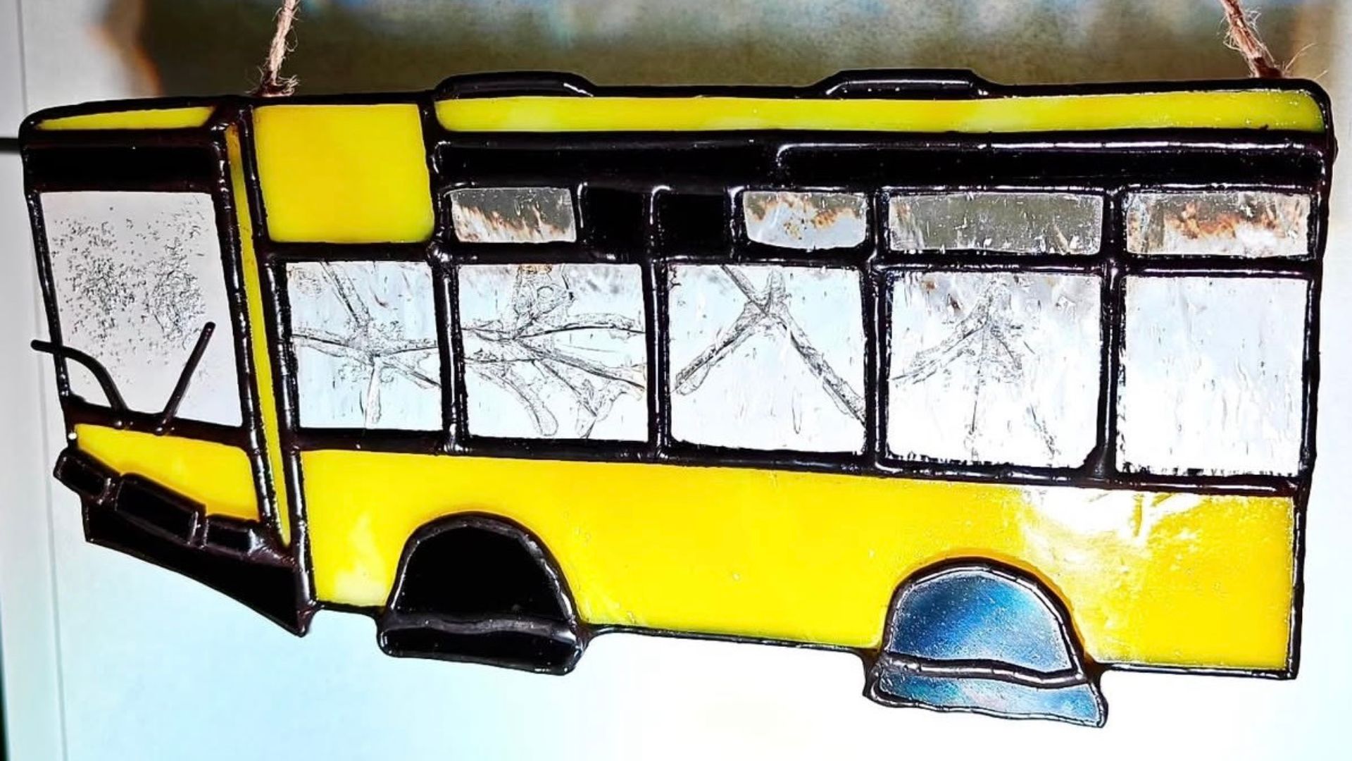 Перші роботи віддавав на благодійність: історія майстра вітражних виробів із Запоріжжя